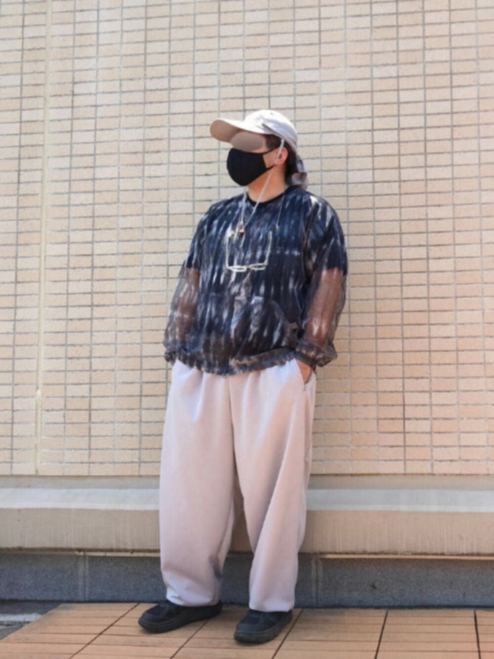 「夏コーデ、Tシャツ、モード、キャップ、アウトドアスタイル、メッシュ、スニーカー、タイダイ柄、トラックパンツ、フィッシングスタイル」｜「Engineered Garmentsのアイテム（スニーカー、ブラック系）」を使った、you_woodsさん（メンズ・170cm）の春コーディネートの1枚目の写真