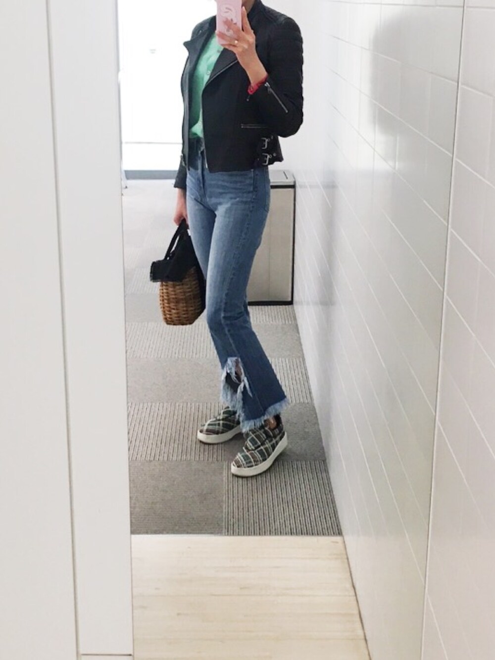「ootd」｜「CELINEのアイテム（スニーカー、グリーン系）」を使った、fumikoさん（レディース・160cm）の春コーディネートの1枚目の写真