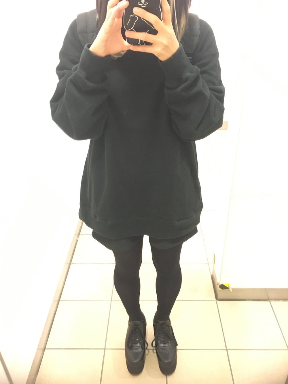 「MR.GENTLEMANのアイテム（パーカー、ブラック系）」を使った、しさん（レディース・167cm）の秋コーディネートの1枚目の写真
