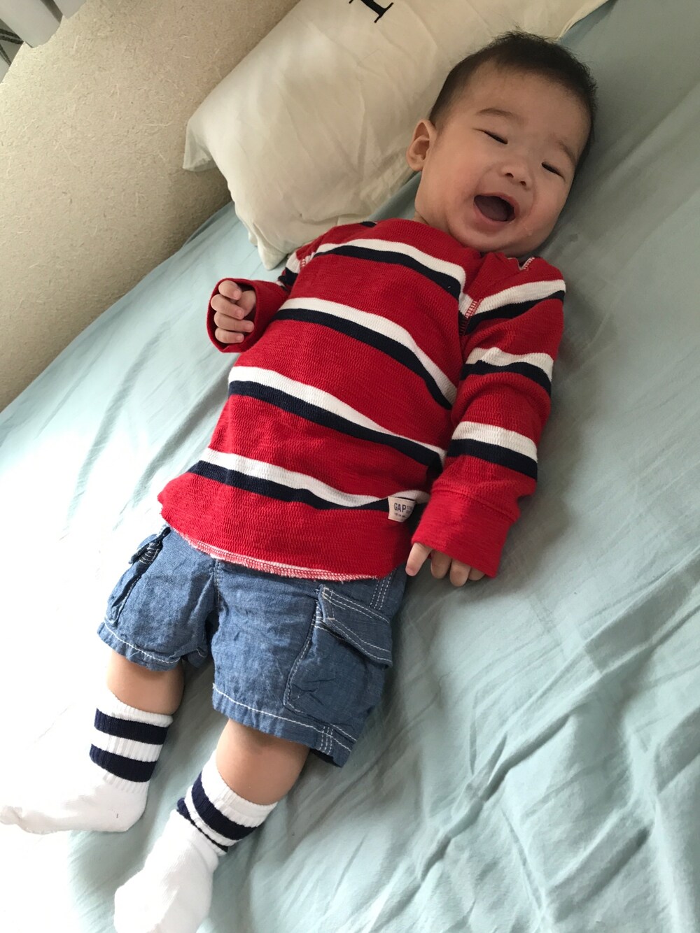 「4ヶ月、GAPコーデ、babygap、baby、ボーダー、ソックスコーデ、カジュアル、赤ちゃん、赤ちゃんコーデ、おとこのこ」｜「babyGAPのアイテム（Tシャツ/カットソー、レッド系）」を使った、Naoriさん（キッズ・70cm）の夏コーディネートの1枚目の写真