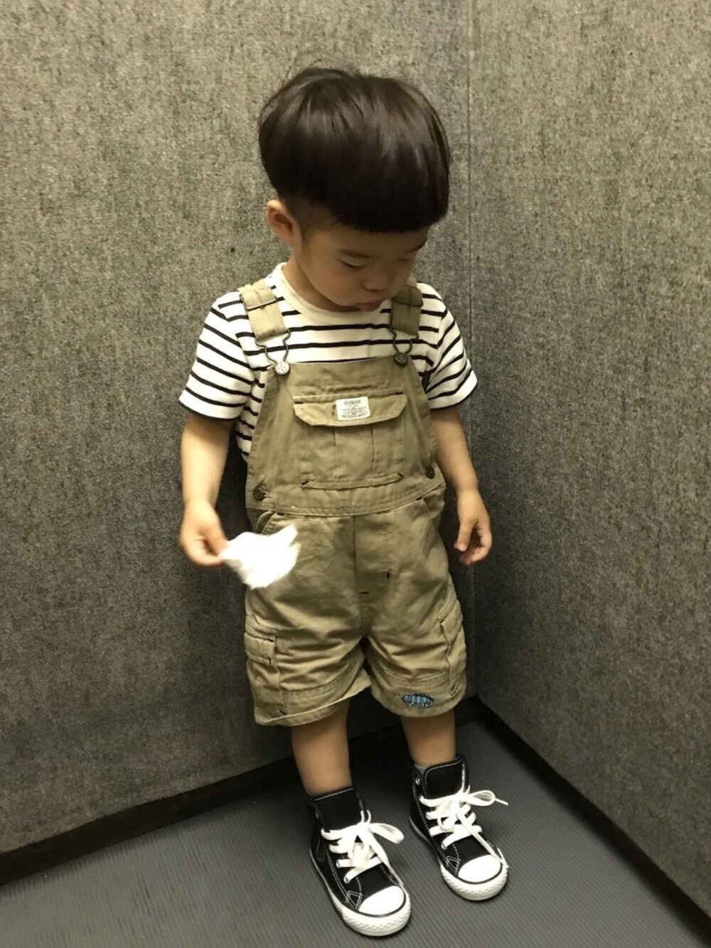 「キッズファッション、男の子、ボーダー、オーバーオール、ベージュコーデ、男の子コーデ、オールスター、futafuta、バースデイ、休日スタイル」｜「OSHKOSHのアイテム（サロペット/オーバーオール、ベージュ系）」を使った、Naoriさん（キッズ・90cm）の春コーディネートの1枚目の写真