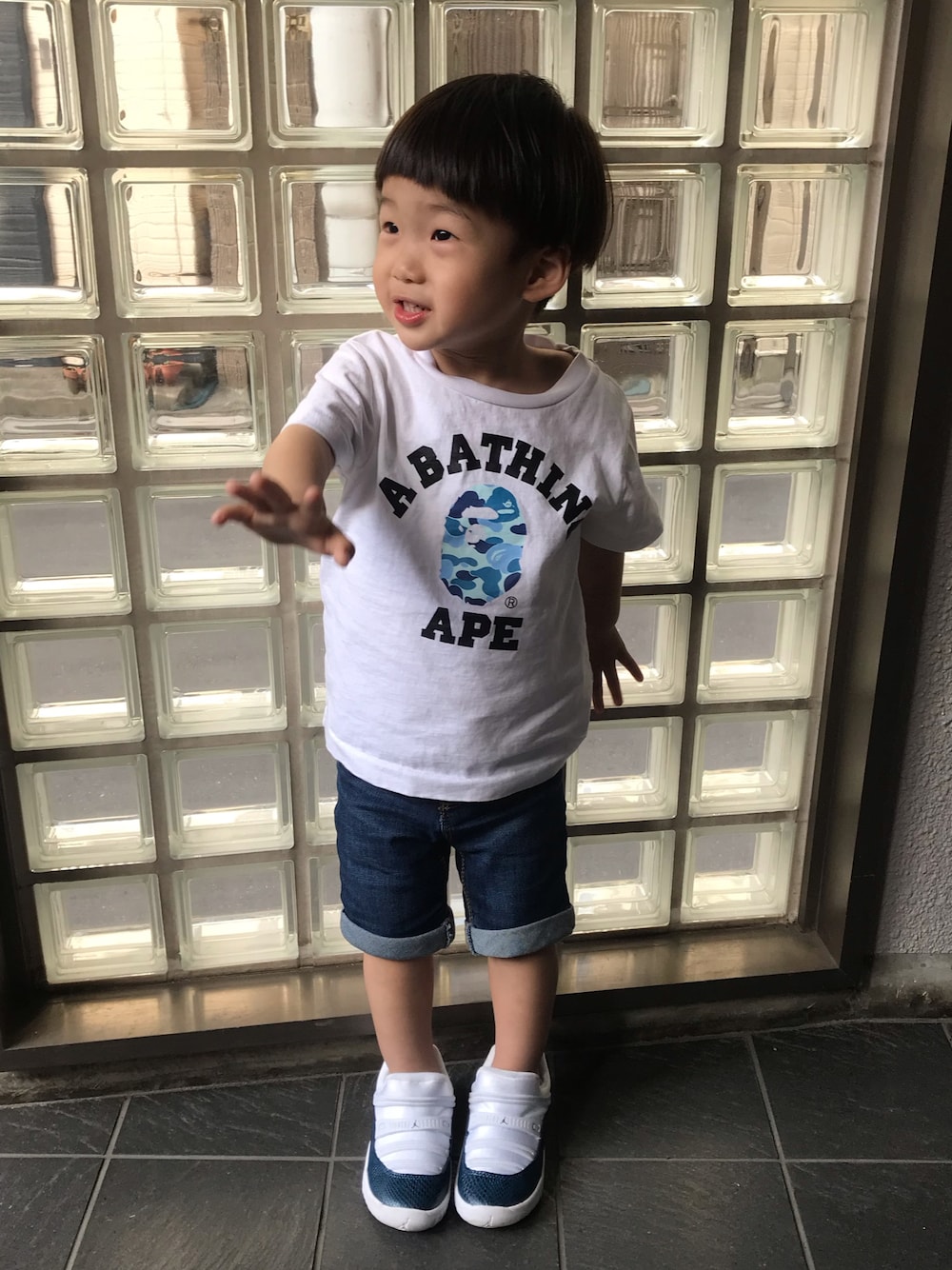 「キッズコーデ、休日スタイル、キッズファッション、デニムパンツ、Jordan、Jordan11、Bape、ootd、NIKE、スニーカー」｜「A BATHING APEのABC CAMO COLLEGE（Tシャツ/カットソー、ホワイト系）」を使った、Naoriさん（キッズ・74cm）の夏コーディネートの1枚目の写真