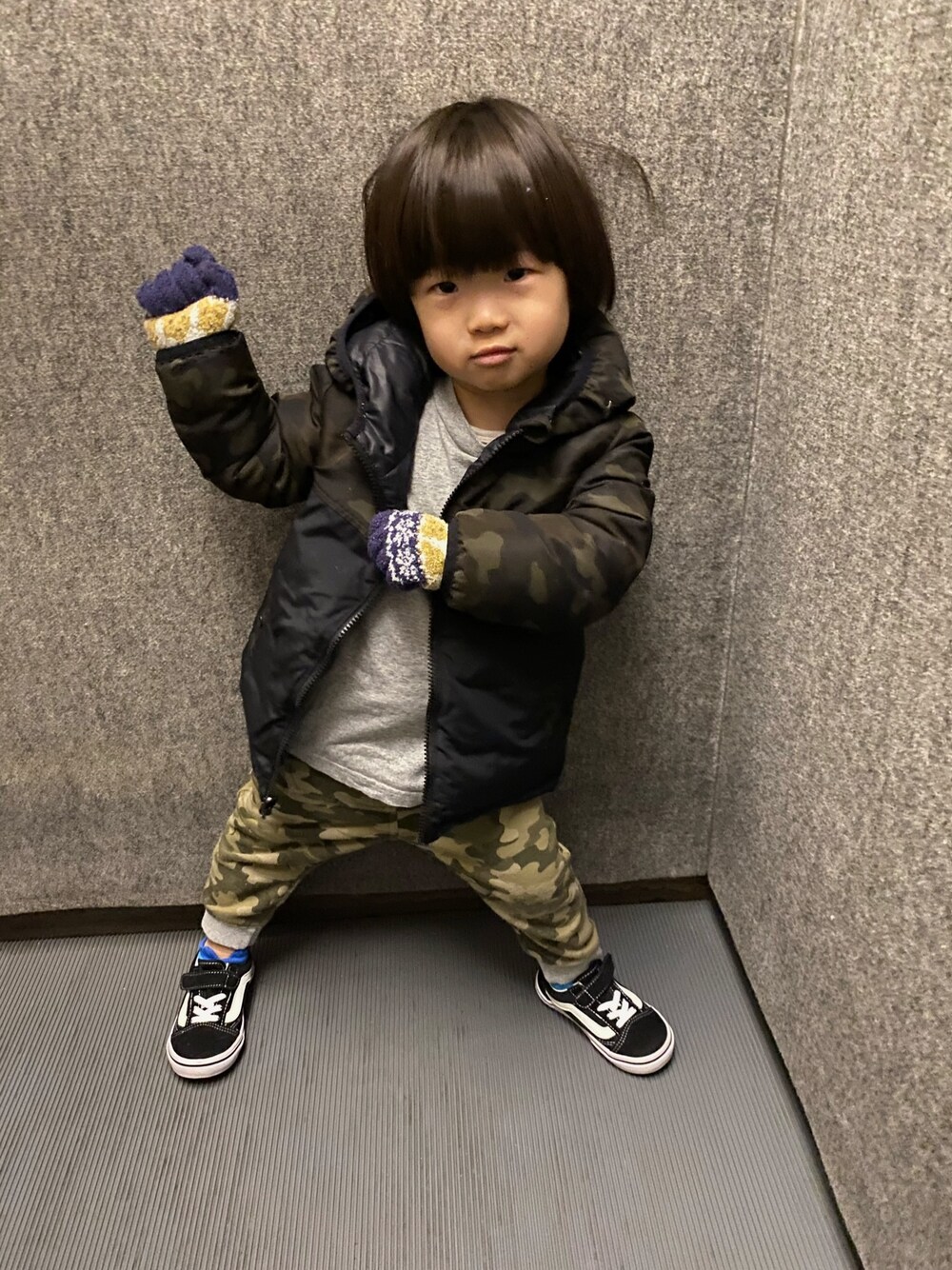 「キッズファッション、休日スタイル、男の子コーデ、おとこのこ、ストリート、VANS、オールドスクール、2歳、ダウンジャケット、カモフラ」｜「GLOBAL WORKの【キッズ】リバーシブルフードダウンジャケット/775702（ダウンジャケット/コート、ブラック系）」を使った、Naoriさん（キッズ・90cm）の冬コーディネートの1枚目の写真