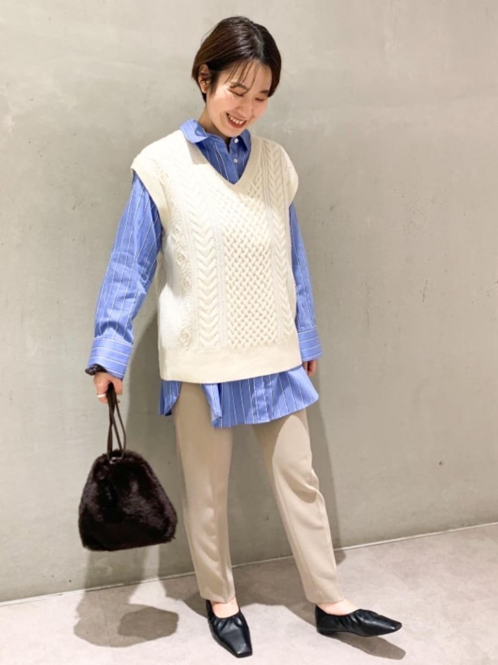 その他のシャツ/ブラウス、ベージュ系のその他パンツ、ホワイト系のベストを着用したレディースの冬コーディネートの1枚目の写真