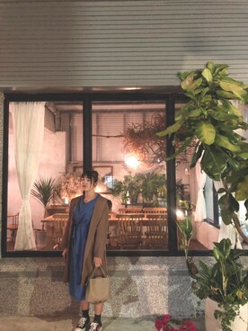 「自有品牌のアイテム（トートバッグ、ベージュ系）」を使った、Carinaさん（レディース）の夏コーディネート