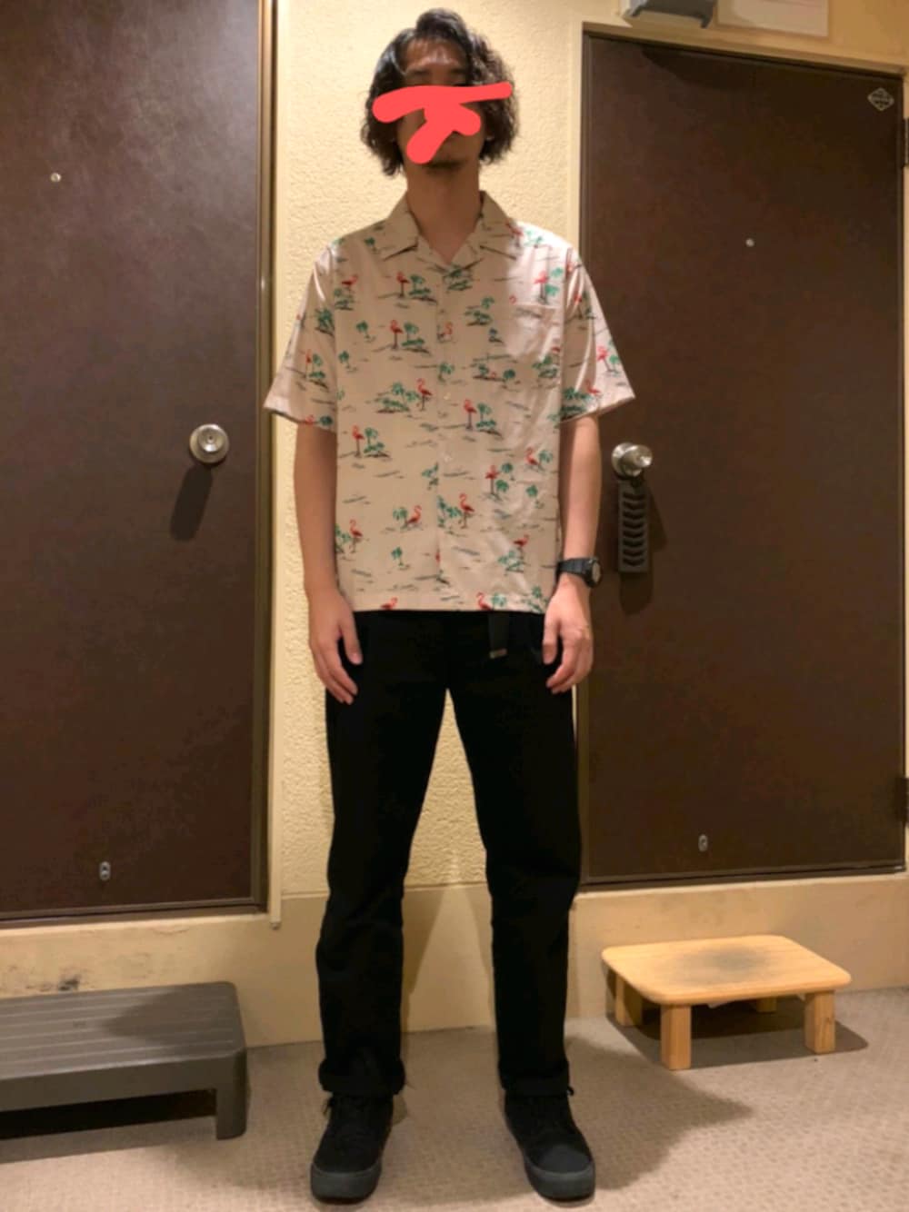 ブラック系のその他パンツ、ベージュ系のシャツ/ブラウス、ブラック系のデジタル腕時計を着用したメンズの夏コーディネートの1枚目の写真