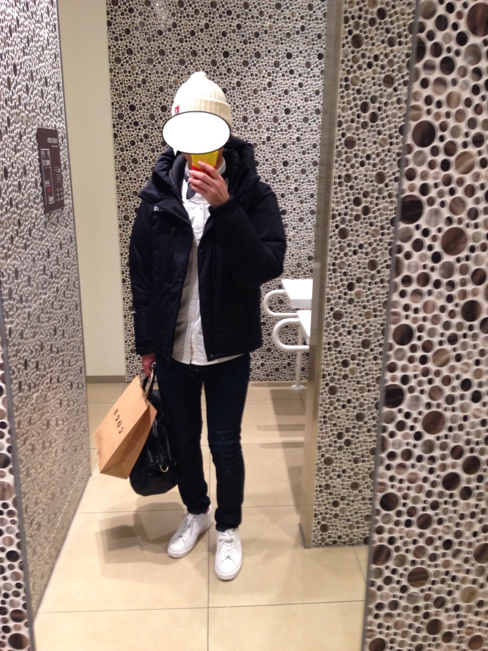 「THE NORTH FACE、ATTACHMENT、SUPERTHANKS、白シャツ、ダウンジャケット、スニーカー、バルトロライトジャケット」｜「THE NORTH FACEの【THE NORTH FACE】Baltro Light Jackt（ダウンジャケット/コート、ブラック系）」を使った、メジロマックイーン🐴さん（メンズ・178cm）の冬コーディネートの1枚目の写真