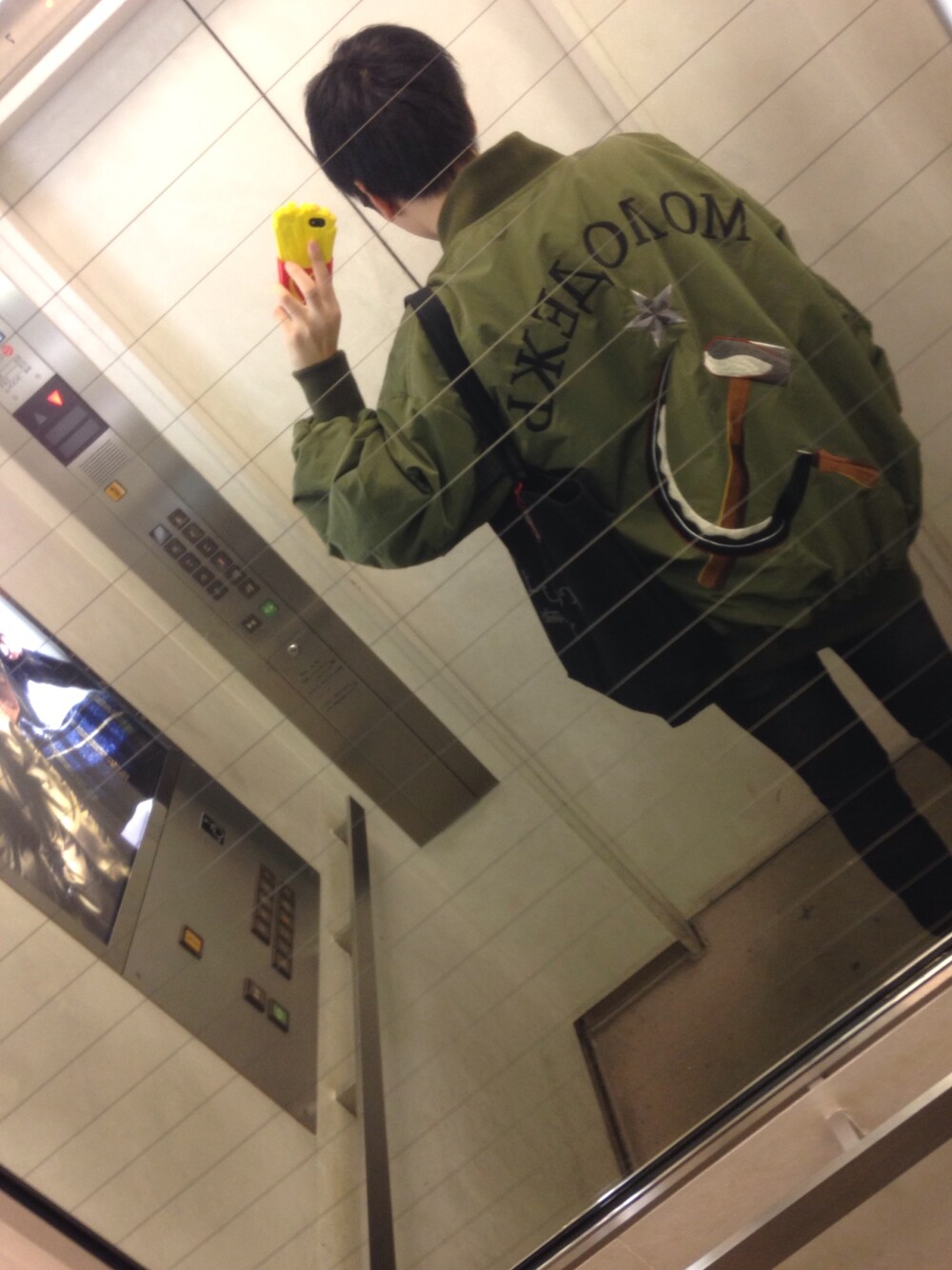 「g.v.g.v.、ニールバレット、モアテン、デニムパンツ、スニーカー、GROUND Y、トートバッグ、MA-1」｜「G.V.G.V.のEMBROIDERED OVERSIZED MA-1 BLOUSON (MA1)（MA-1、グリーン系）」を使った、メジロマックイーン🐴さん（メンズ・177cm）の秋コーディネートの1枚目の写真