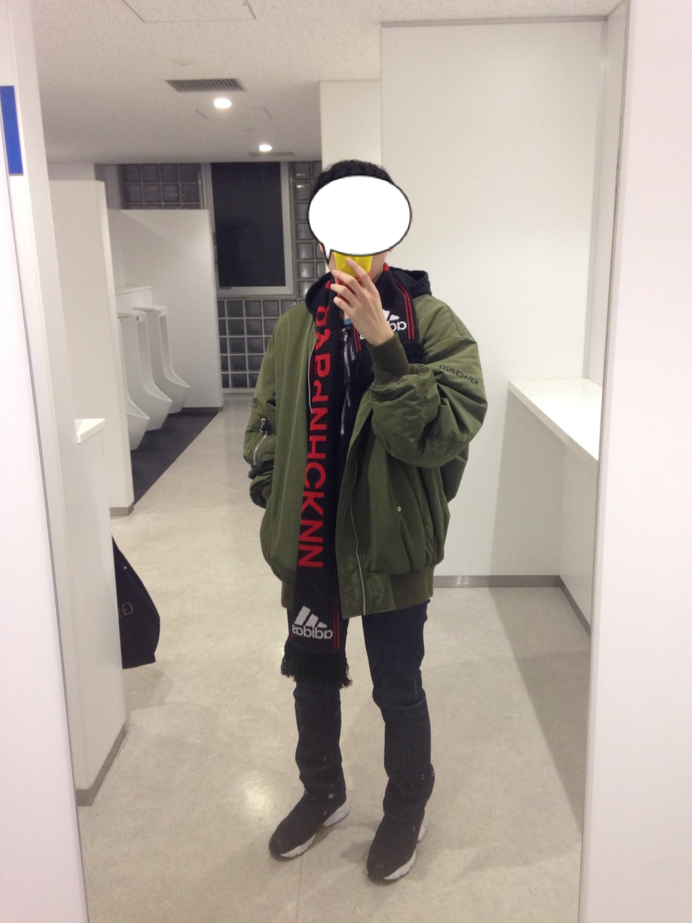 「MA1、gosharubchinskiy、マフラー、LEE、reebok、デニム、パーカー、MARCELO BURLON」｜「G.V.G.V.のEMBROIDERED OVERSIZED MA-1 BLOUSON (MA1)（MA-1、グリーン系）」を使った、メジロマックイーン🐴さん（メンズ・177cm）の秋コーディネートの1枚目の写真