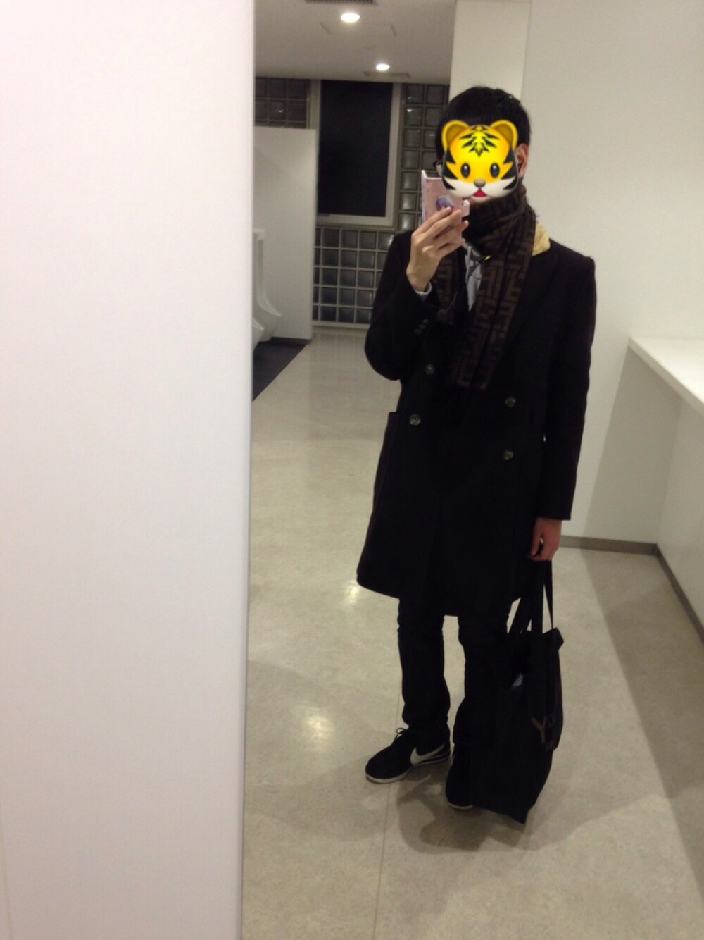 「チェスターコート、デニムパンツ、スニーカー、NIKE、LEE、carven、パーカー、トートバッグ、マフラー」｜「NIKEのNIKE/ナイキ クラシックコルテッツ ナイロン　807472（スニーカー、ブラック系）」を使った、メジロマックイーン🐴さん（メンズ・177cm）の春コーディネートの1枚目の写真