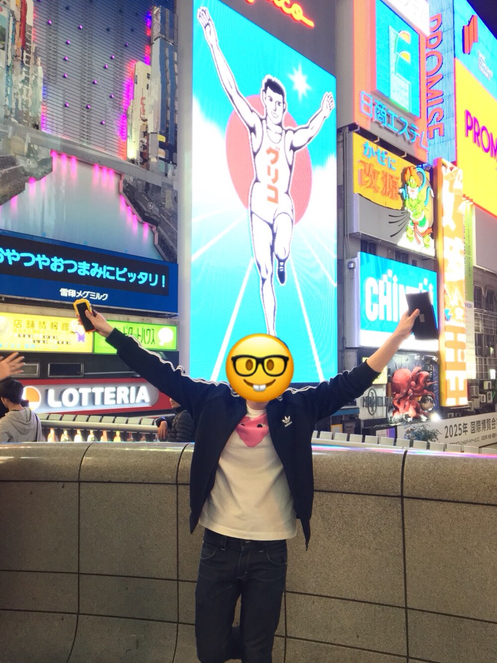 「春コーデ、デニム、ジャージ、adidas、PLAY comme des garcons、LEE、グリコ、グリコポーズ」｜「Leeのアイテム（デニムパンツ、ブルー系）」を使った、メジロマックイーン🐴さん（メンズ・177cm）の春コーディネートの1枚目の写真