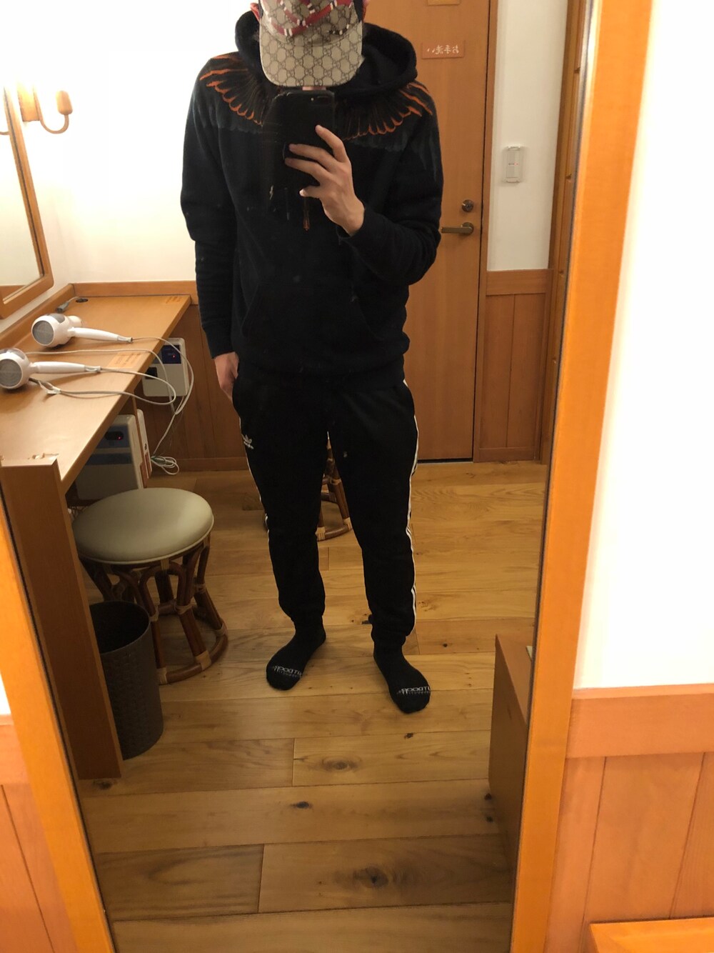 「ストリート服が好き、MARCELO BURLON、adidas、adidas originals、パーカー、GUCCI、キャップ、銭湯」｜「GUCCIのアイテム（キャップ、ベージュ系）」を使った、メジロマックイーン🐴さん（メンズ・178cm）の秋コーディネートの1枚目の写真