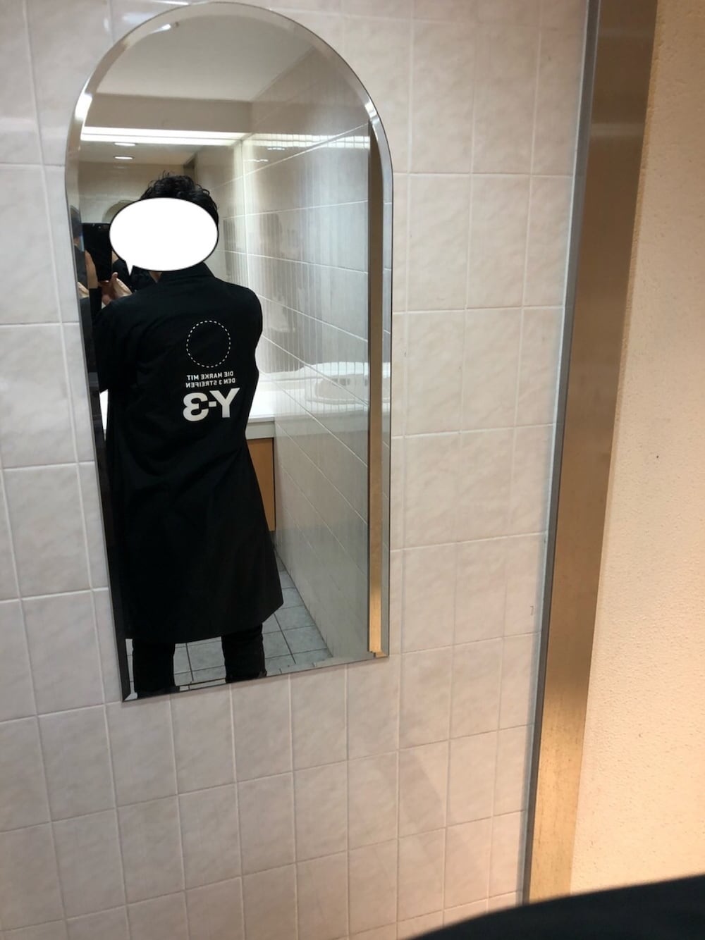 「Y-3、ロングシャツ、黒、モード、モードストリート」｜「Y-3の【PULP】Y-3 / ワイスリー  U STACKED LOGO LONG SHIRT（シャツ/ブラウス、ブラック系）」を使った、メジロマックイーン🐴さん（メンズ・178cm）の冬コーディネートの1枚目の写真