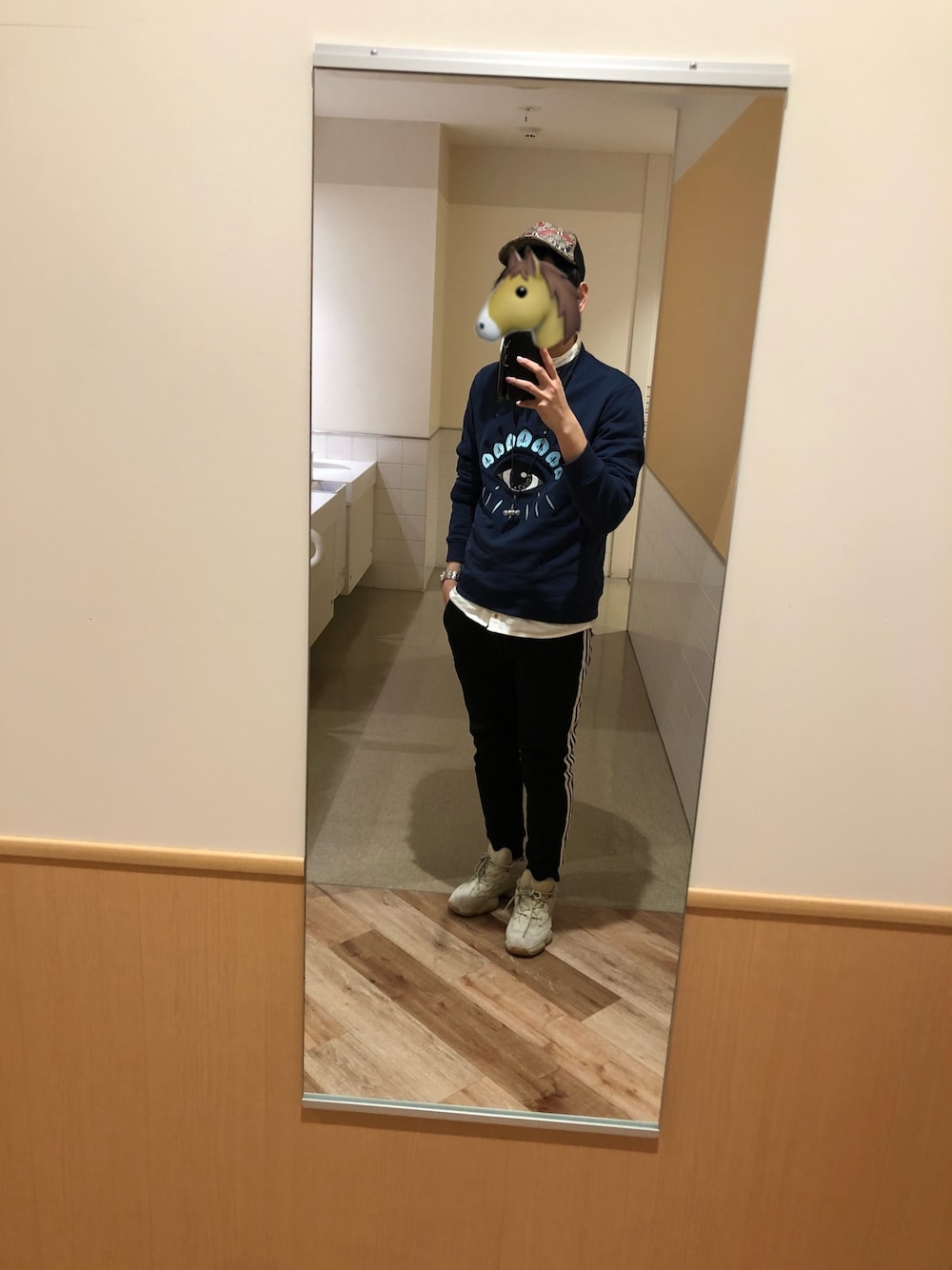 「イージーブースト、adidas、yeezy、KENZO、スウェット、スニーカー、GUCCI、キャップ」｜「KENZOのEye Sweat（スウェット、ブルー系）」を使った、メジロマックイーン🐴さん（メンズ・178cm）の冬コーディネートの1枚目の写真