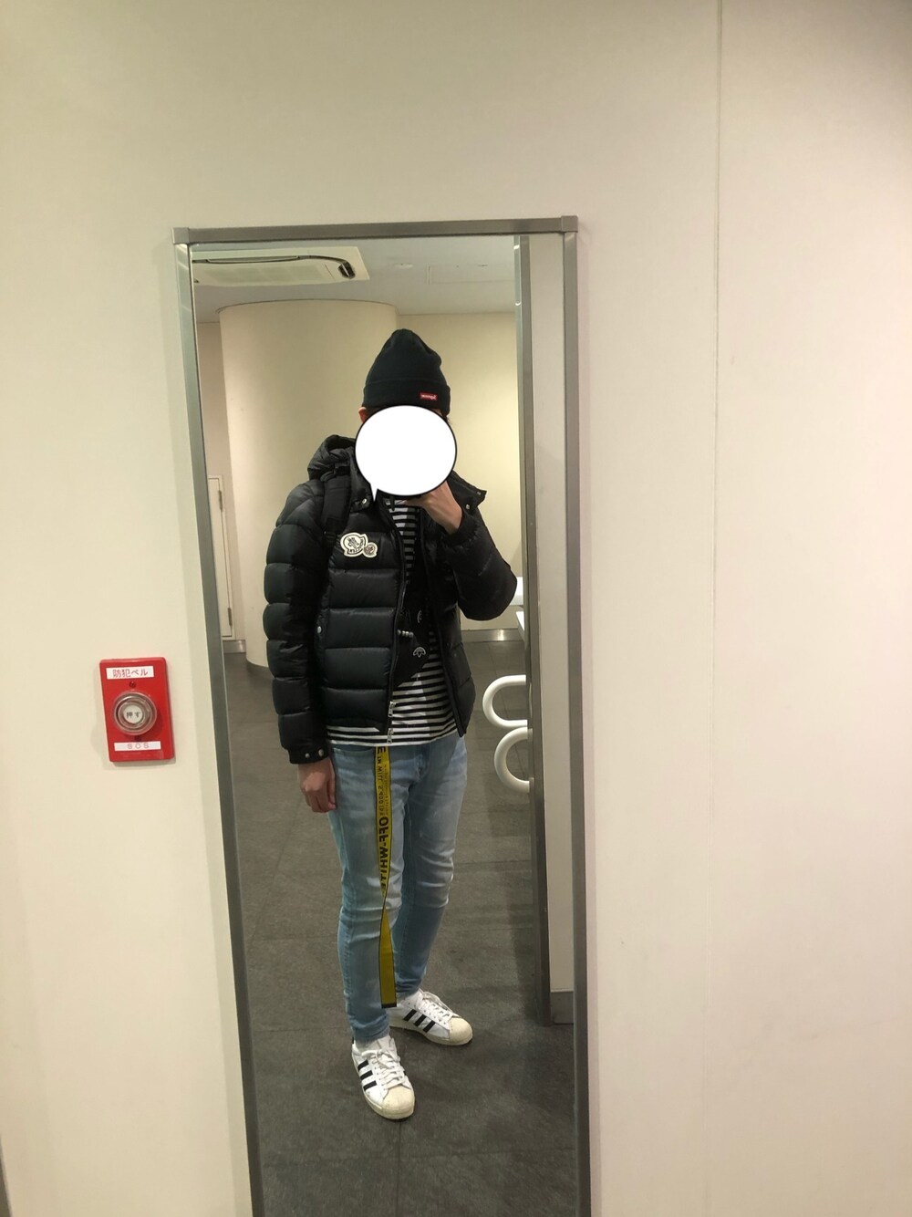 「モンクレール、ダウンジャケット、PLAY comme des garcons、デニム、adidas、OFF-WHITE、スニーカー 白」｜「MONCLERのアイテム（ダウンジャケット/コート、ブラック系）」を使った、メジロマックイーン🐴さん（メンズ・178cm）の冬コーディネートの1枚目の写真