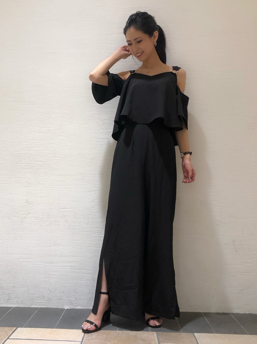 「夏コーデ、シンプルコーデ、ラクチンコーデ、オールインワン、ブラックコーデ、オープンショルダー、SPIRALGIRL」｜「SPIRALGIRLのリングスリットオールインワン（サロペット/オーバーオール、ブラック系）」を使った、NOZOMI TANAKAさん（レディース・158cm）の夏コーディネートの1枚目の写真