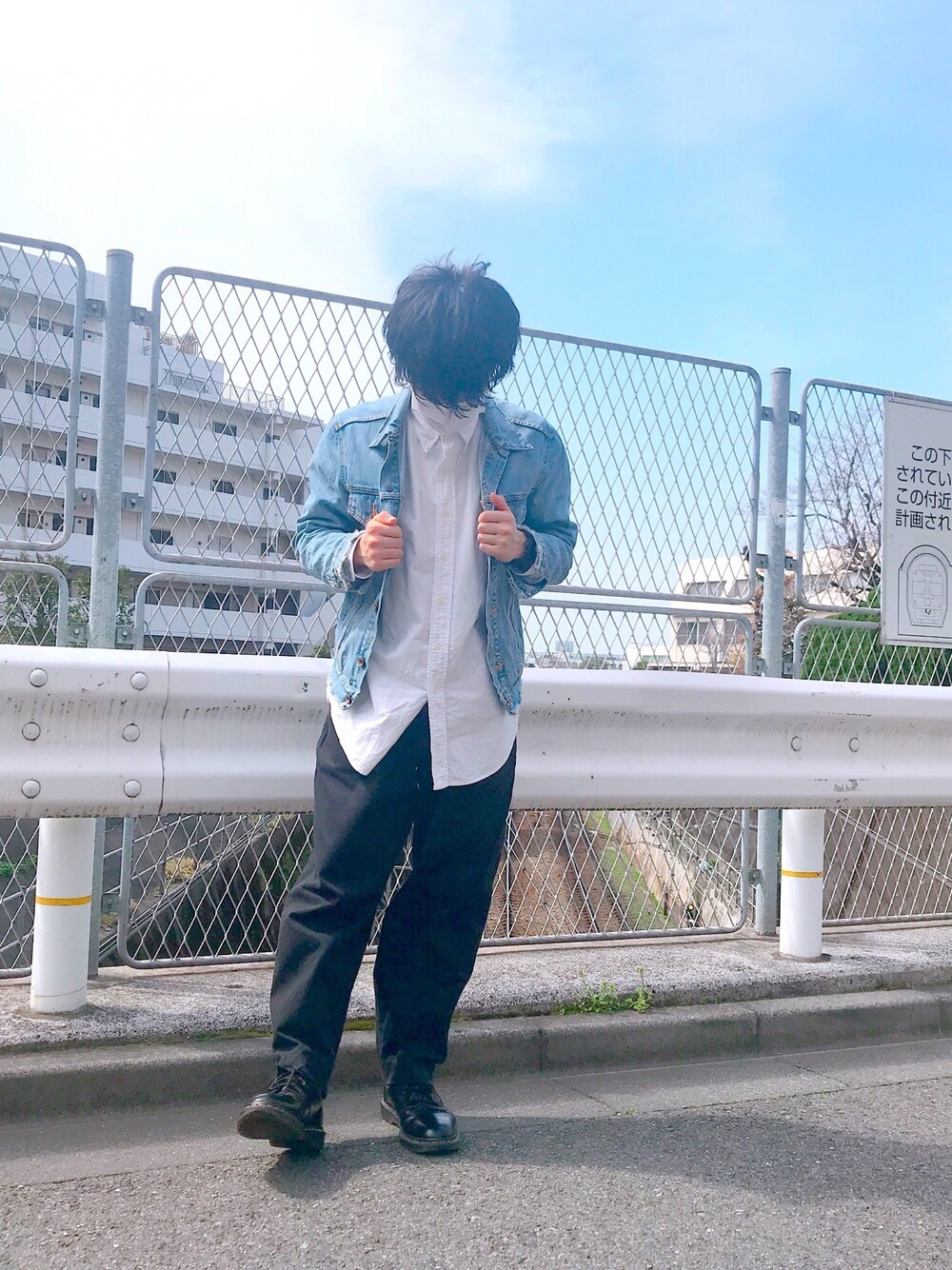 「大人カジュアル、シャツスタイル、春コーデ、シンプルコーデ、VANQUISH、Polo Ralph Lauren、FREAK’Ｓ STORE、Dr.Martens、鳥の声」｜「VANQUISHのアイテム（デニムジャケット、ブルー系）」を使った、bird voiceさん（メンズ・169cm）の春コーディネートの1枚目の写真