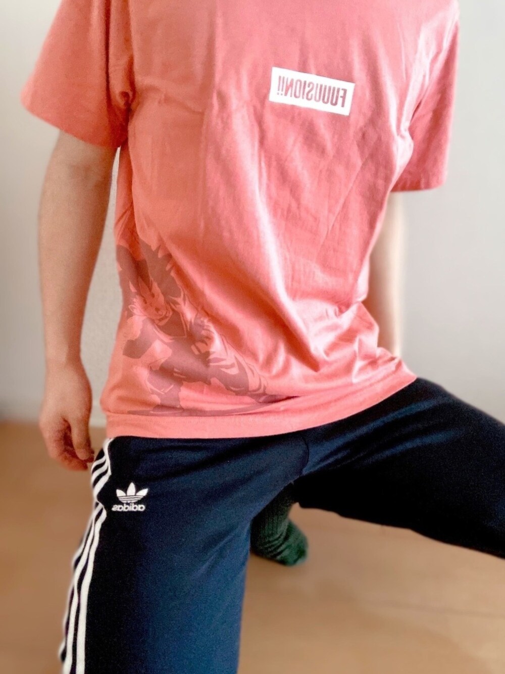 「休日スタイル、シンプルコーデ、ラクチンコーデ、おうちスタイル、夏コーデ、Tシャツ、DragonBall、ドラゴンボール、adidas originals、鳥の声」｜「UNIQLO×DRAGONBALLのアイテム（Tシャツ/カットソー、レッド系）」を使った、bird voiceさん（メンズ・170cm）の春コーディネートの1枚目の写真