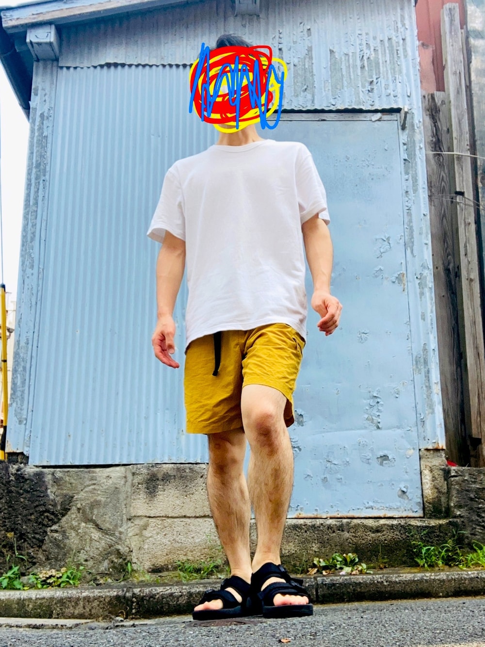 「夏コーデ、休日スタイル、シンプル、プチプラ、Tシャツ、ショートパンツ、ホワイト、イエロー、UNIQLO、Danner」｜「UNIQLOのクルーネックＴ（半袖）（Tシャツ/カットソー、ホワイト系）」を使った、bird voiceさん（メンズ・170cm）の夏コーディネートの1枚目の写真