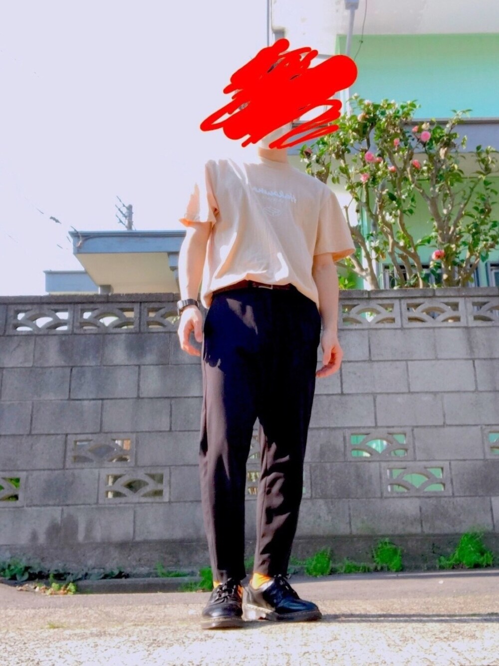 ベージュ系のTシャツ/カットソー、ブラック系のドレスシューズ、ブラック系のパンツを着用したメンズの春コーディネートの1枚目の写真