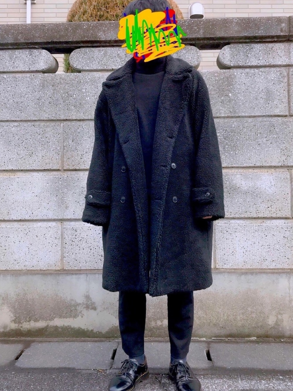 ブラック系のステンカラーコート、ブラック系のニット/セーター、ブラック系のドレスシューズを着用したメンズの冬コーディネートの1枚目の写真