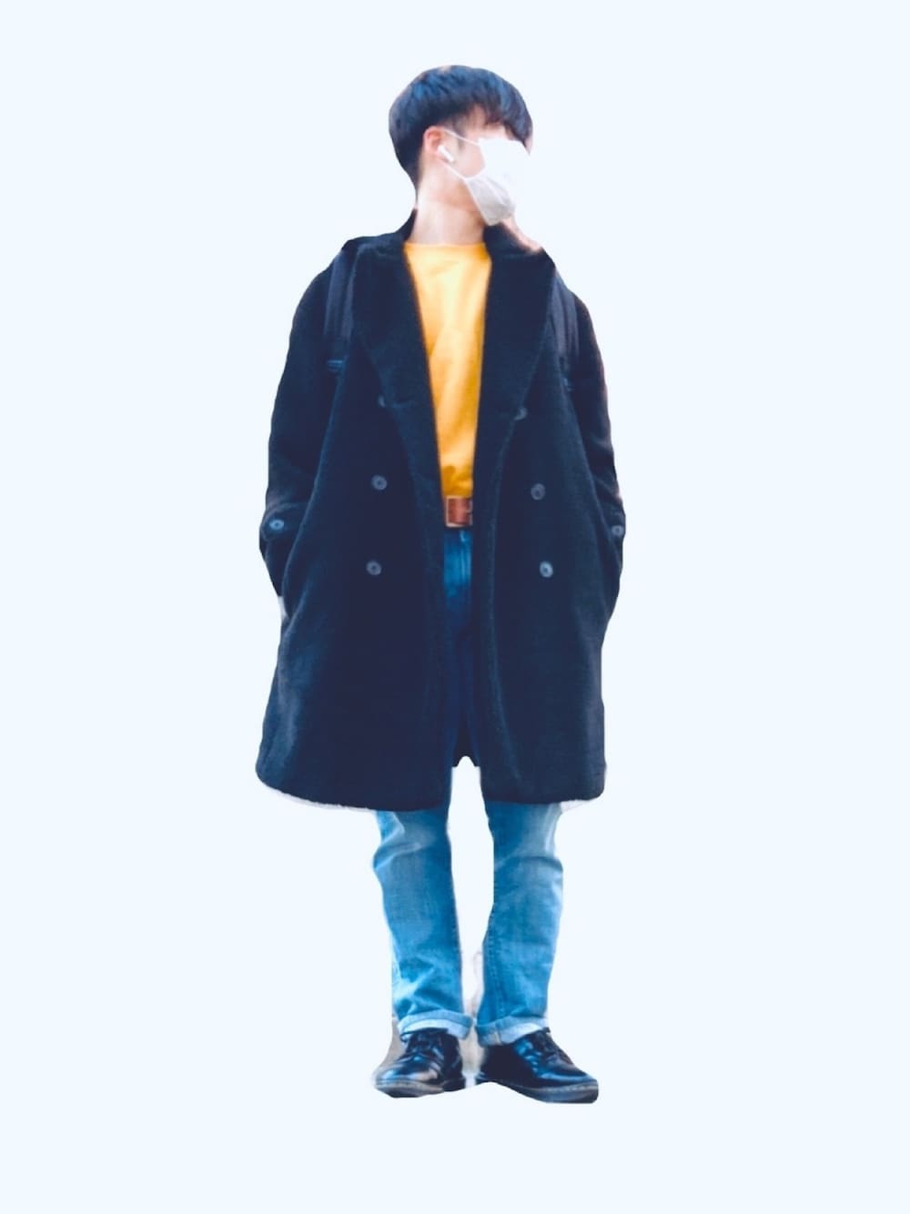 ブラック系のステンカラーコート、イエロー系のスウェット、ブルー系のデニムパンツを着用したメンズの冬コーディネートの1枚目の写真