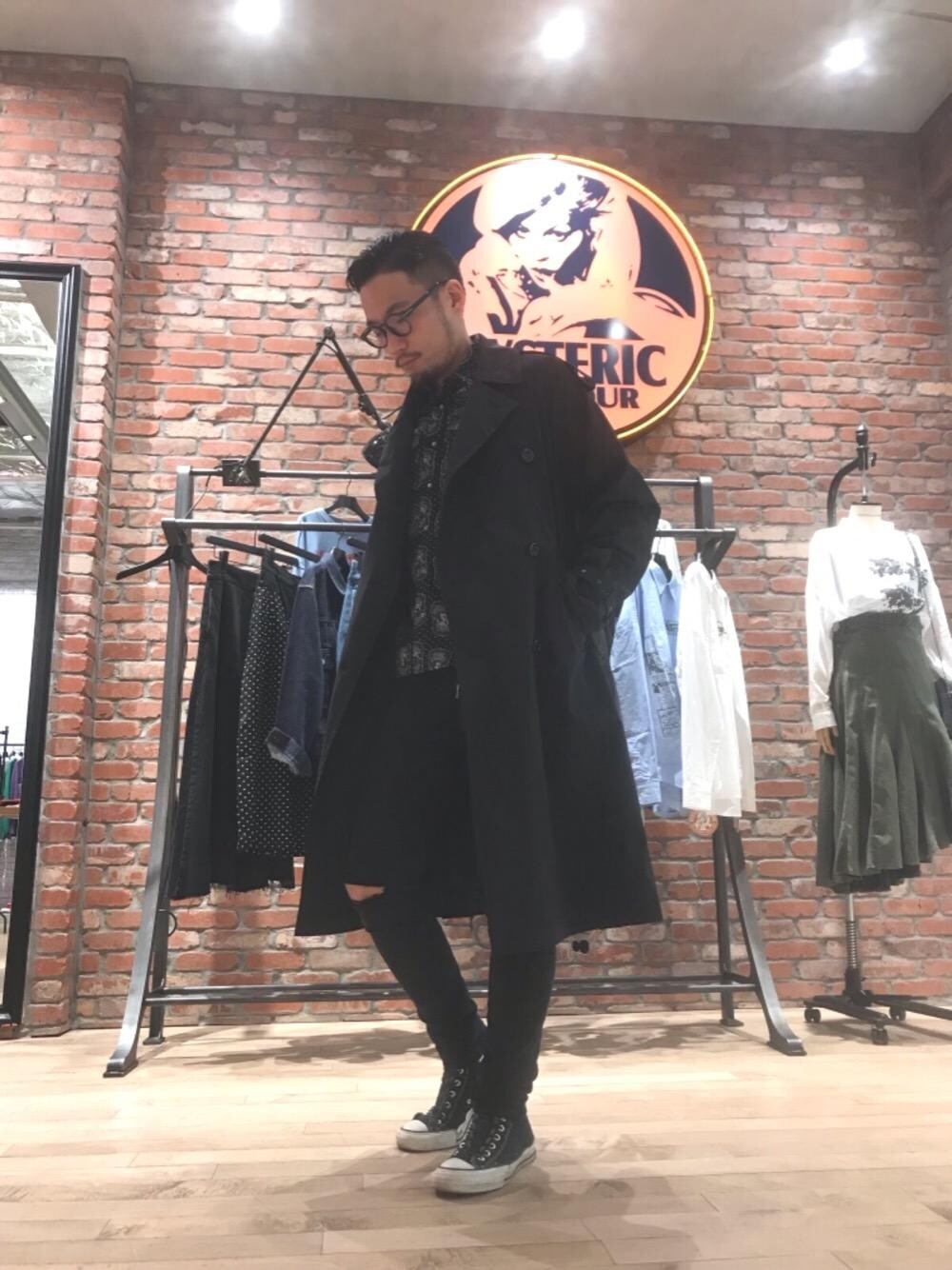 「シンプル、トレンチコート、ワントーンコーデ、ロック、Tシャツ、総柄、Hysteric Glamour、春コーデ、ウエスタンシャツ、ヒステリックグラマー」｜「HYSTERIC GLAMOURのSU加工ISKOツイル スリムパンツ（デニムパンツ、ブラック系）」を使った、DUKASHUNさん（メンズ・175cm）の春コーディネートの1枚目の写真