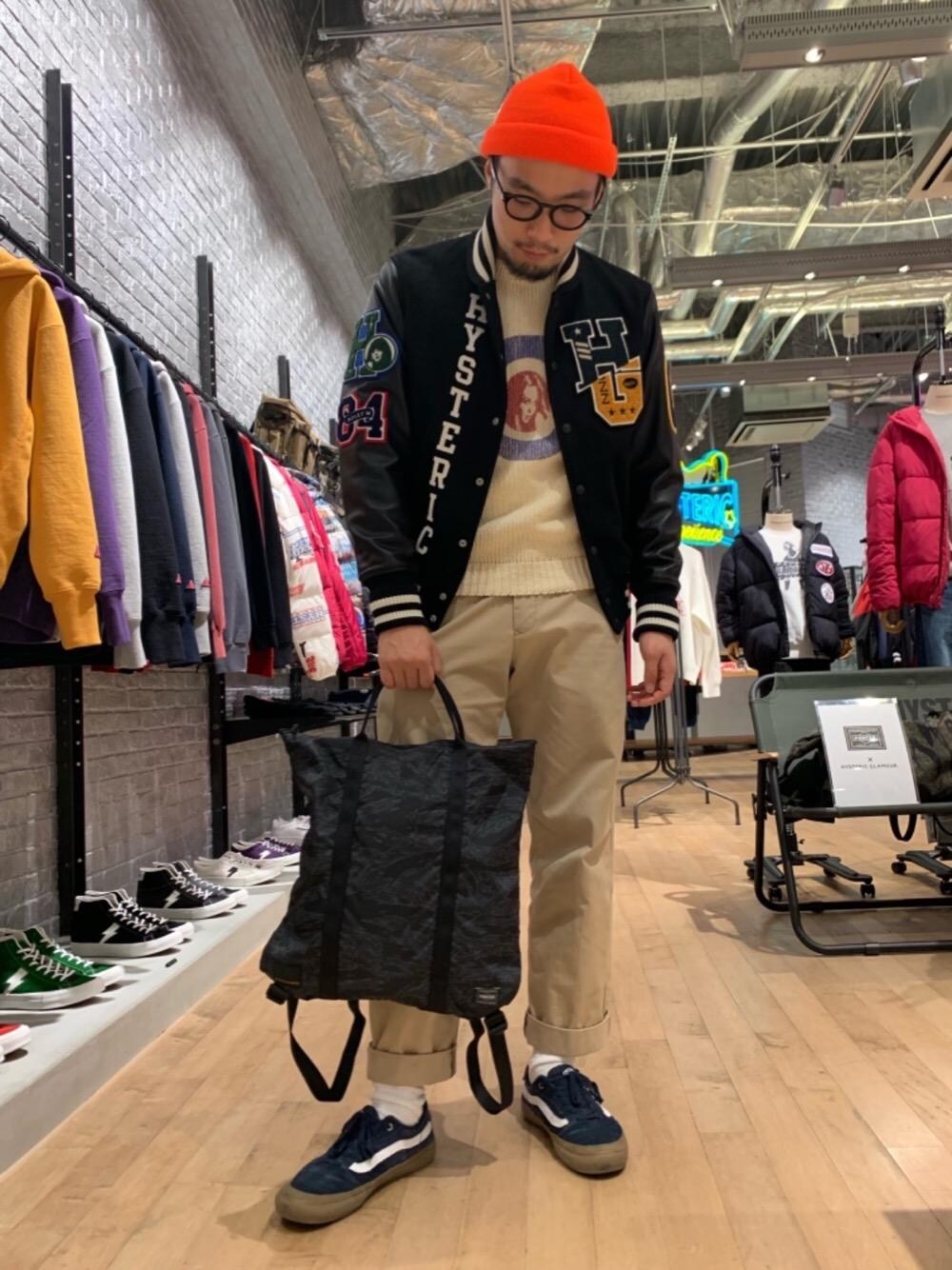 「スタジャン、PORTER、冬コーデ、コラボレーション、総柄、ポーター、Hysteric Glamour、カジュアルコーデ、ヒステリックグラマー、ストリートコーデ」｜「HYSTERIC GLAMOURのSTAY IN MODS プルオーバー（ニット/セーター、ホワイト系）」を使った、DUKASHUNさん（メンズ・175cm）の秋コーディネートの1枚目の写真