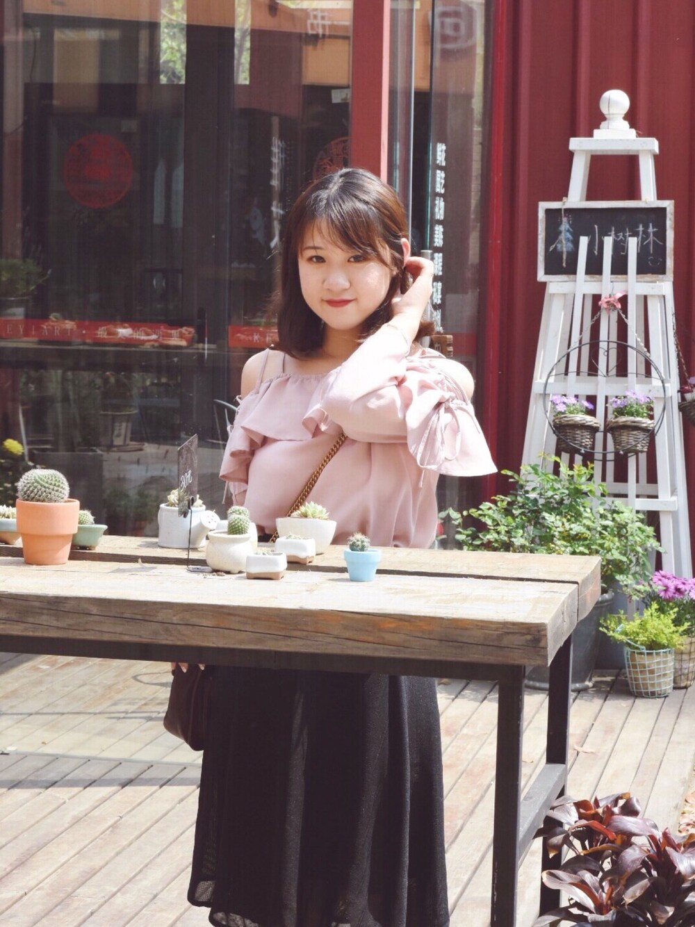 「MARC JACOBSのアイテム（ショルダーバッグ、レッド系）」を使った、Lareinnnaさん（レディース・152cm）の春コーディネートの1枚目の写真