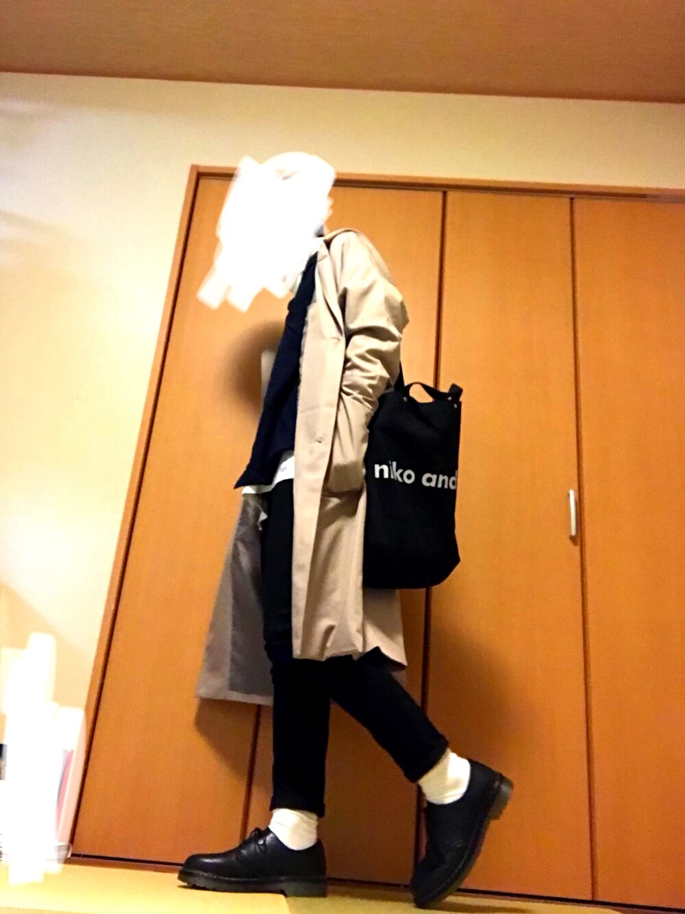 ベージュ系のその他アウター、ブラック系のトートバッグ、ブラック系のパンツを着用したメンズの冬コーディネートの1枚目の写真