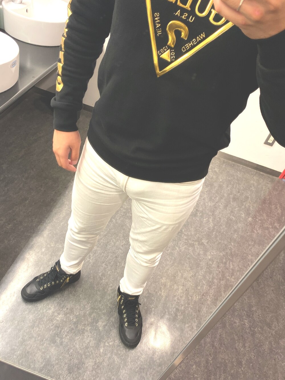 「シンプル、いいね、save、フォローお願いします🤑、VANS、ユニクロ、guess」｜「UNIQLOのBOYS ツイルイージーパンツ（その他パンツ、ホワイト系）」を使った、かずさん（メンズ・175cm）の冬コーディネートの1枚目の写真