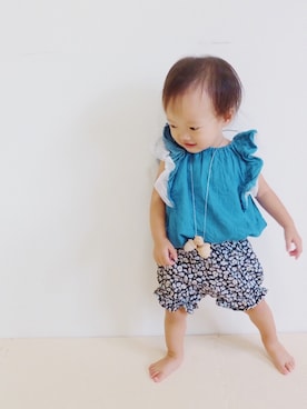「GLOBAL WORK（グローバルワーク）の【キッズ】ソデフリルプルオーバー/745494（Tシャツ/カットソー、ブルー系）」を使った、陽 菜 ❥︎さん（キッズ・80cm）の秋コーディネート