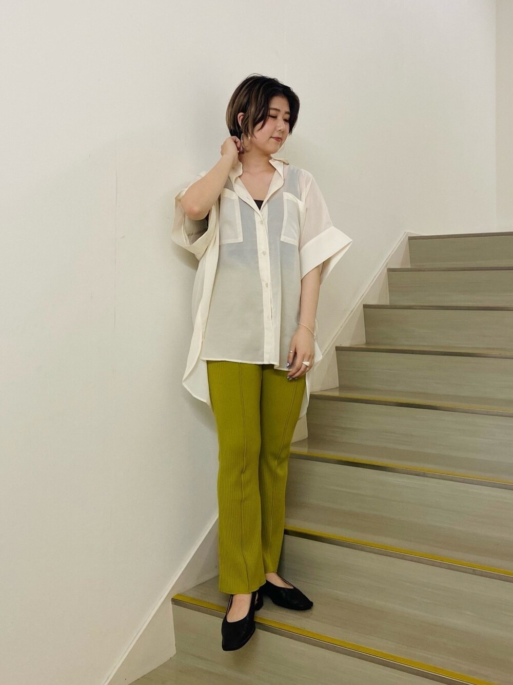 ホワイト系のシャツ/ブラウス、グリーン系のその他パンツを着用したレディースの春コーディネートの1枚目の写真
