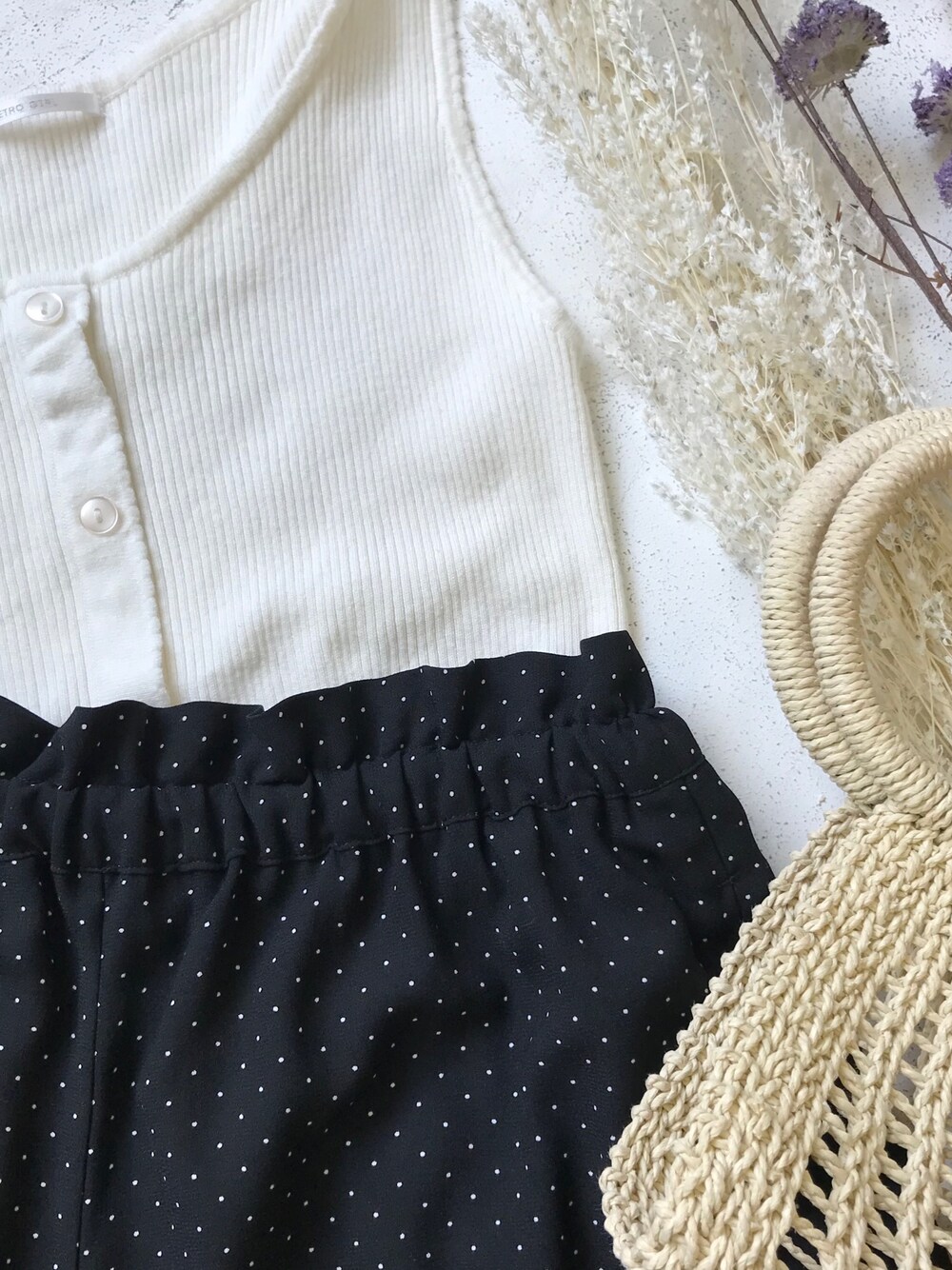 「タンクトップ、ドット、ドットパンツ、かごバッグ、ドライフラワー」｜「RETRO GIRLのアイテム（タンクトップ、ホワイト系）」を使った、𝓼𝓱𝓲𝓸さん（レディース・157cm）の春コーディネートの1枚目の写真