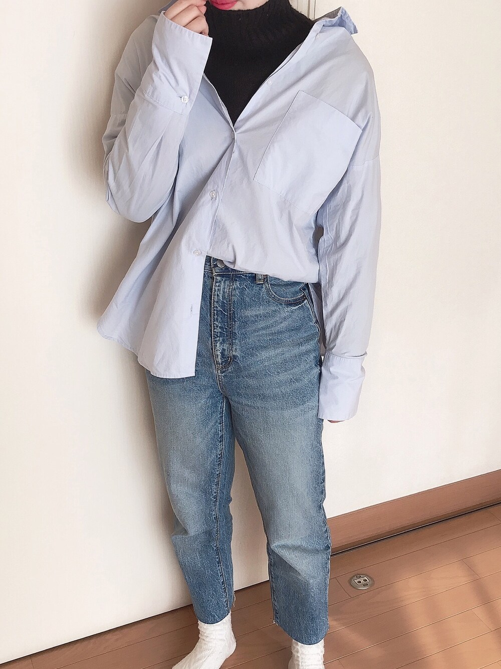 「韓国ファッション、韓国ブランド、シャツスタイル、タートルネック、デニム、シンプルコーデ、ootd、パンツスタイル、プチプラコーデ、今日のコーデ」｜「GUのアイテム（デニムパンツ、ブルー系）」を使った、𝓼𝓱𝓲𝓸さん（レディース・157cm）の冬コーディネートの1枚目の写真