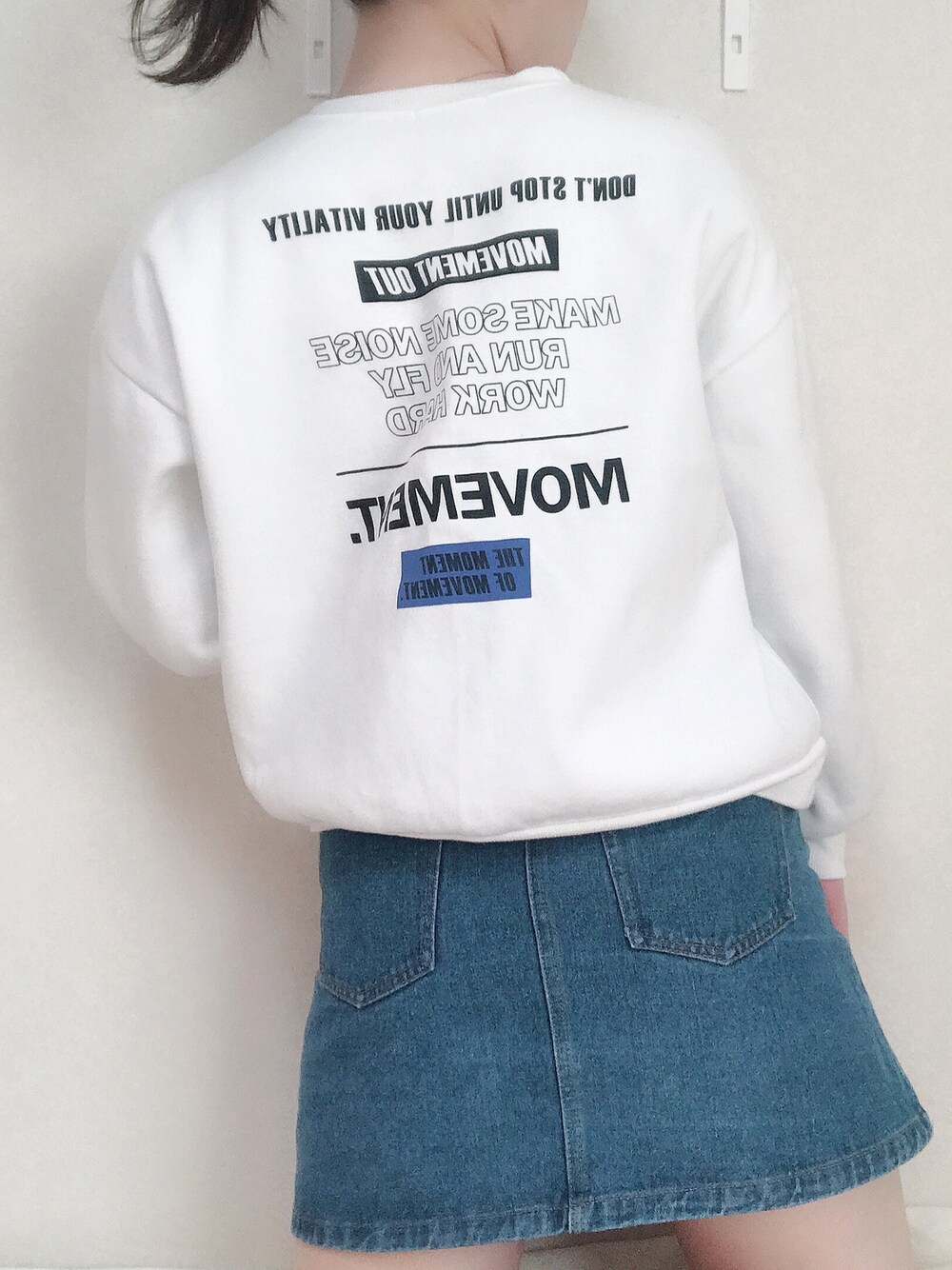 「スウェット、ロゴスウェット、韓国ファッション、デニムスカート、シンプルコーデ、ラフ、今日のコーデ、デニム、ootd、おしゃれさんと繋がりたい」｜「韓国ブランドのアイテム（スウェット、ホワイト系）」を使った、𝓼𝓱𝓲𝓸さん（レディース・157cm）の冬コーディネートの1枚目の写真