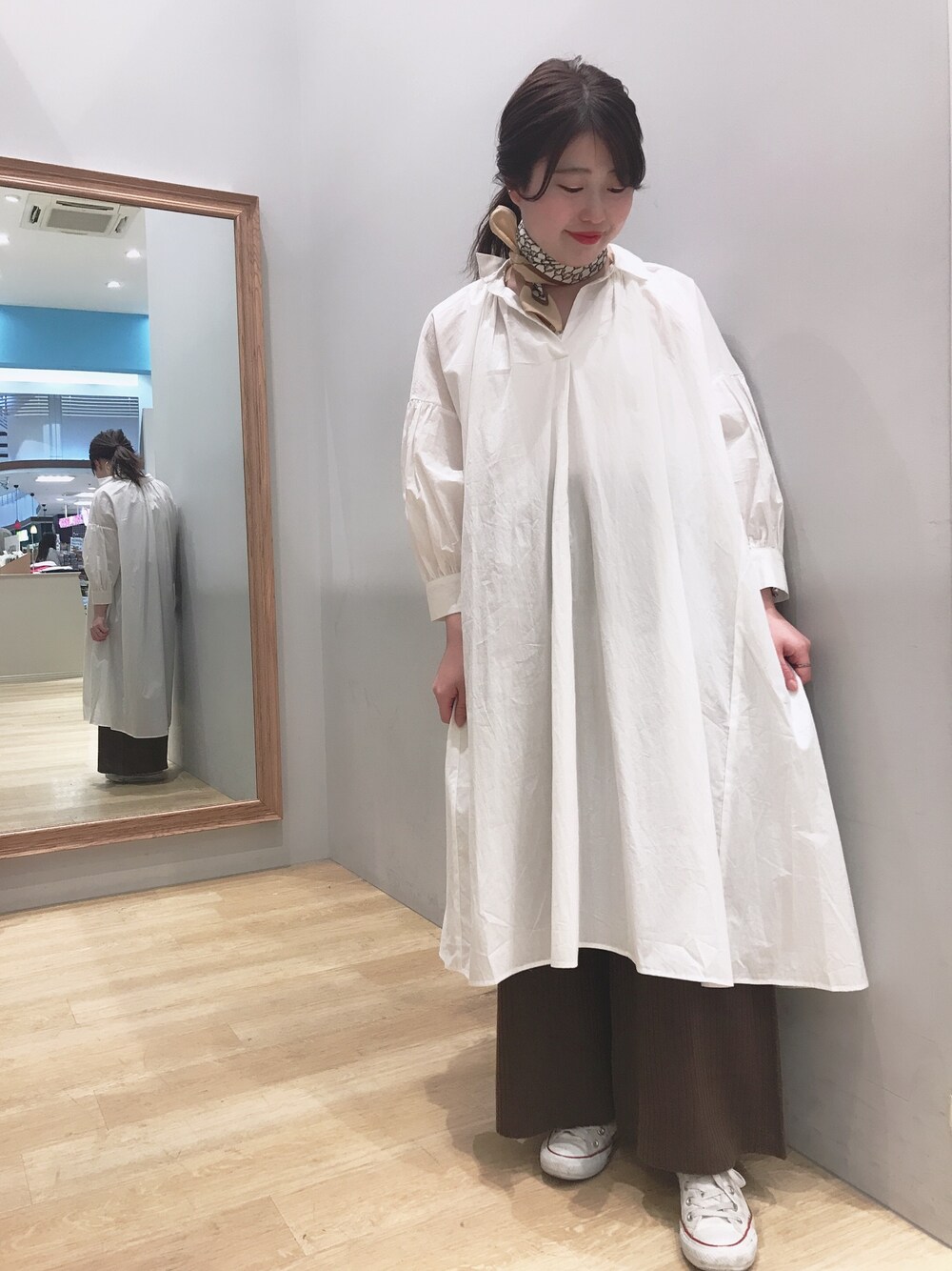 「シャツワンピ、エシカルファッション、ニットワイドパンツ、スカーフ、春コーデ、カジュアルコーデ、スニーカーコーデ、converse、ブラウン、earth music&ecology」｜「earth music&ecologyの・フレンチリネンブレンドシャツワンピース ●★（シャツワンピース、ホワイト系）」を使った、𝓼𝓱𝓲𝓸さん（レディース・157cm）の春コーディネートの1枚目の写真