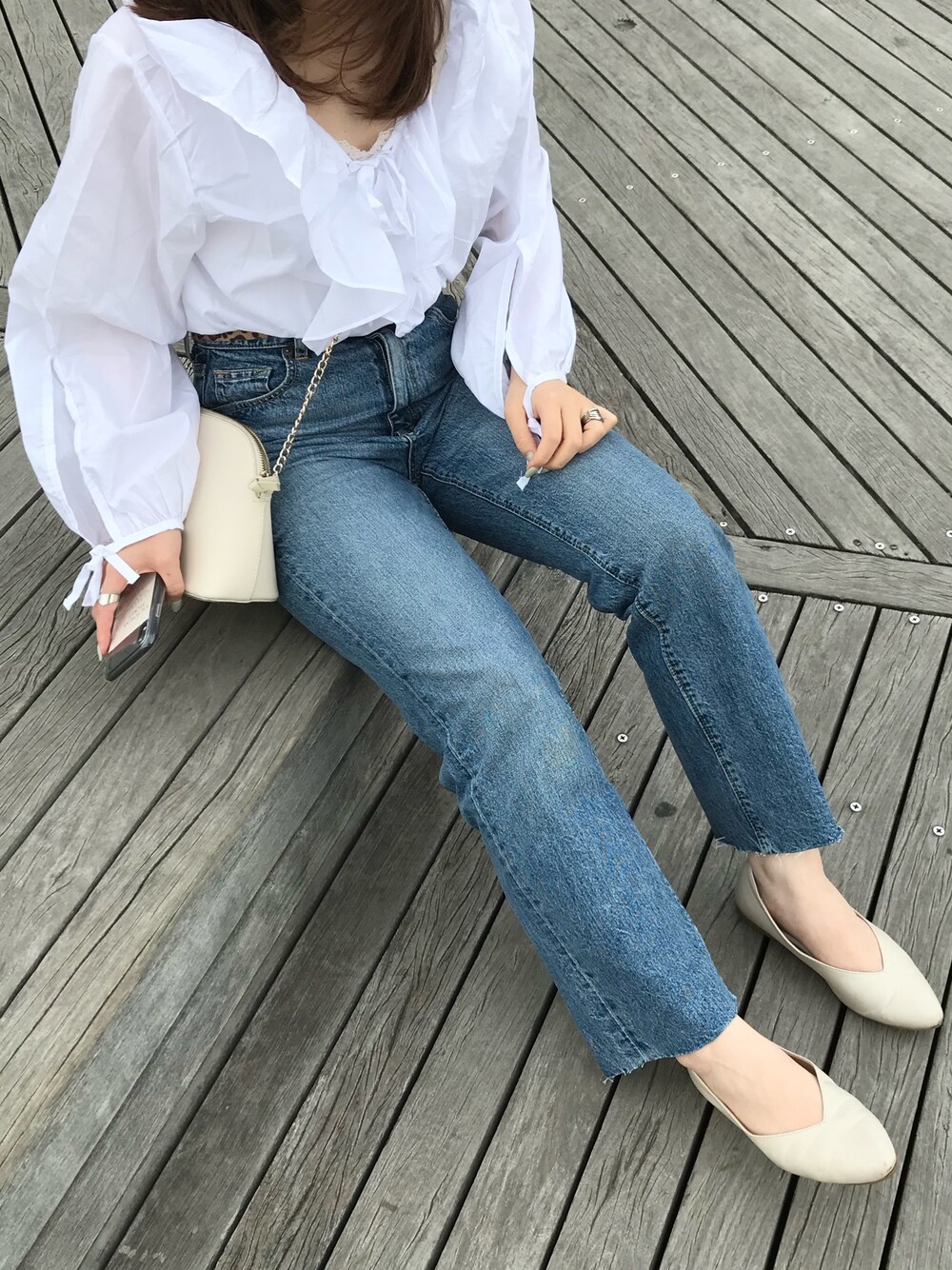 「カジュアル、デニム、ブラウス、ブラウス×デニム、パンプス、GRL、GU、プチプラ、大学生、シンプル」｜「GUのアイテム（デニムパンツ、ブルー系）」を使った、𝓼𝓱𝓲𝓸さん（レディース・157cm）の春コーディネートの1枚目の写真