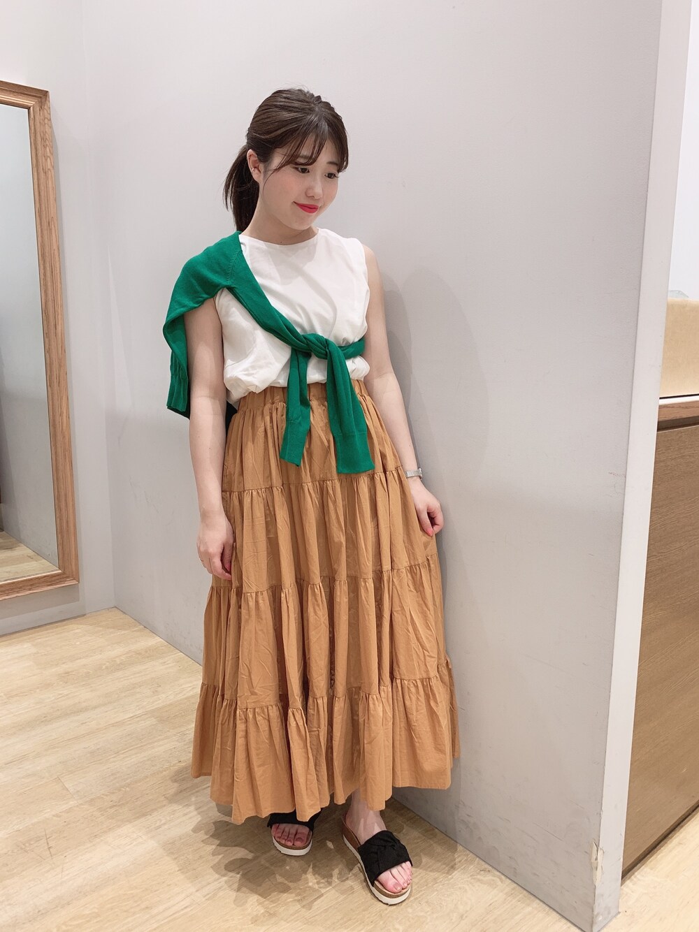 「ティアードスカート、ニンジン、カーディガン、グリーン、オレンジ、スカート、earth music&ecology、春夏コーデ、アパレルスタッフ」｜「earth music&ecologyのガンガンカーディガン(接触冷感) ●（カーディガン/ボレロ、グリーン系）」を使った、𝓼𝓱𝓲𝓸さん（レディース・157cm）の春コーディネートの1枚目の写真