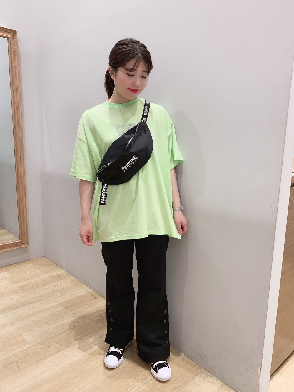 「NIKORON、earthmusic&ecology、ストリート、蛍光カラー、藤田ニコル、パンツ、ストレッチパンツ、ラクチンコーデ、ビッグシルエット、ビックT」｜「NiCORONのにころんラメロゴビッグTシャツ（Tシャツ/カットソー、グリーン系）」を使った、𝓼𝓱𝓲𝓸さん（レディース・157cm）の春コーディネートの1枚目の写真