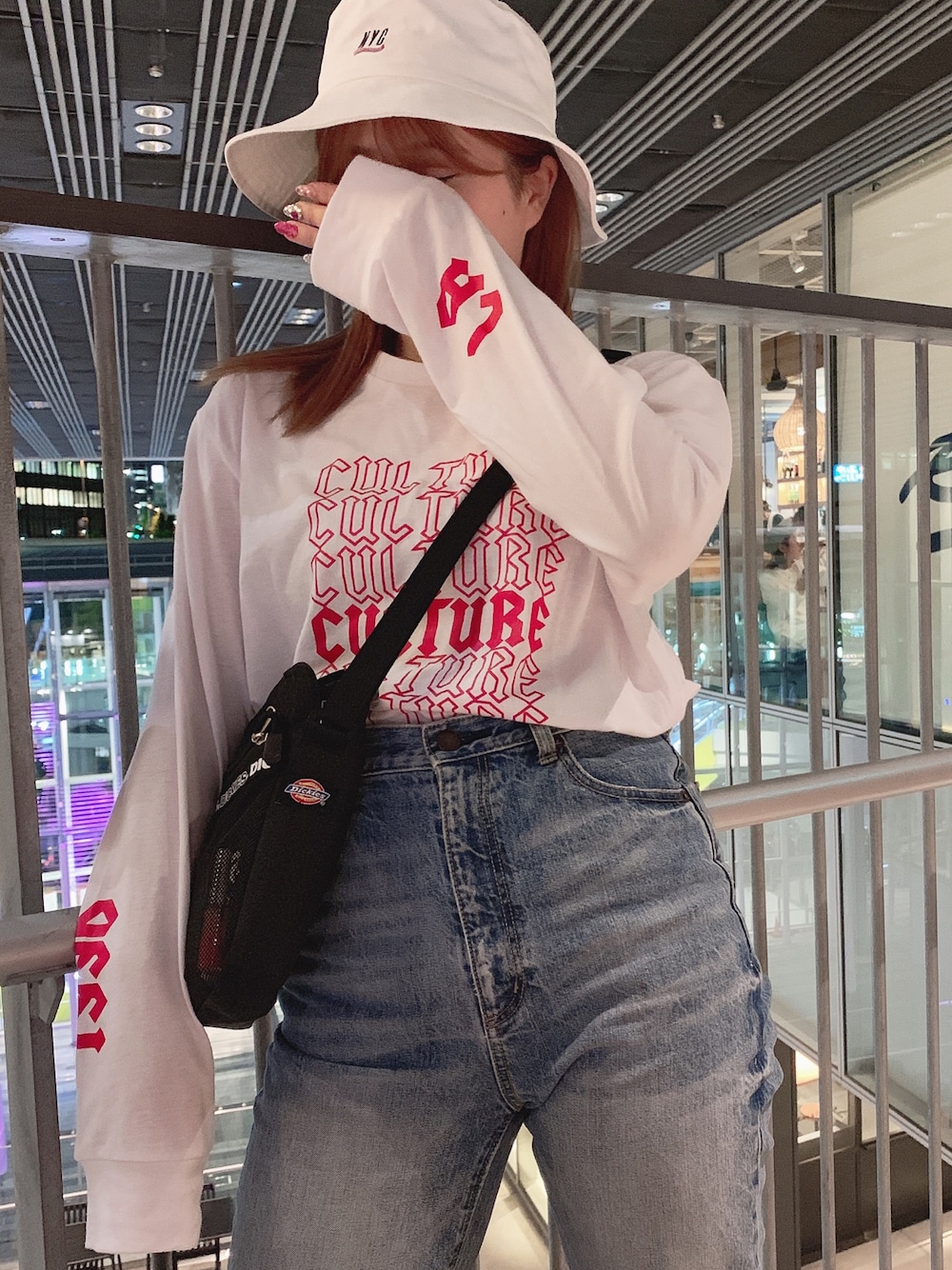 「ストリート、トップス、ロンT、FOREVER 21、GU、デニム、Deckies、ショルダーバッグ、バケットハット、ストリート系」｜「FOREVER 21のアイテム（トップス、レッド系）」を使った、𝓼𝓱𝓲𝓸さん（レディース・157cm）の夏コーディネートの1枚目の写真