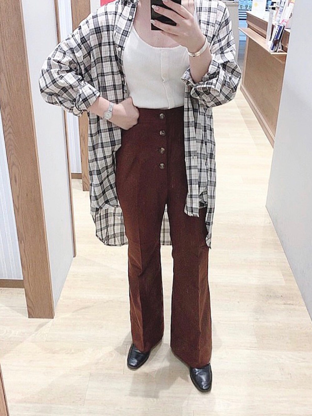 「earth music&ecology、パンツスタイル、ハイウエスト、シャツスタイル、チュニック、チェック、アパレルスタッフ、カジュアル、プチプラコーデ、ootd」｜「earth music&ecologyのiroiroコットンシャツチュニック ●（シャツ/ブラウス、ホワイト系）」を使った、𝓼𝓱𝓲𝓸さん（レディース・157cm）の夏コーディネートの1枚目の写真