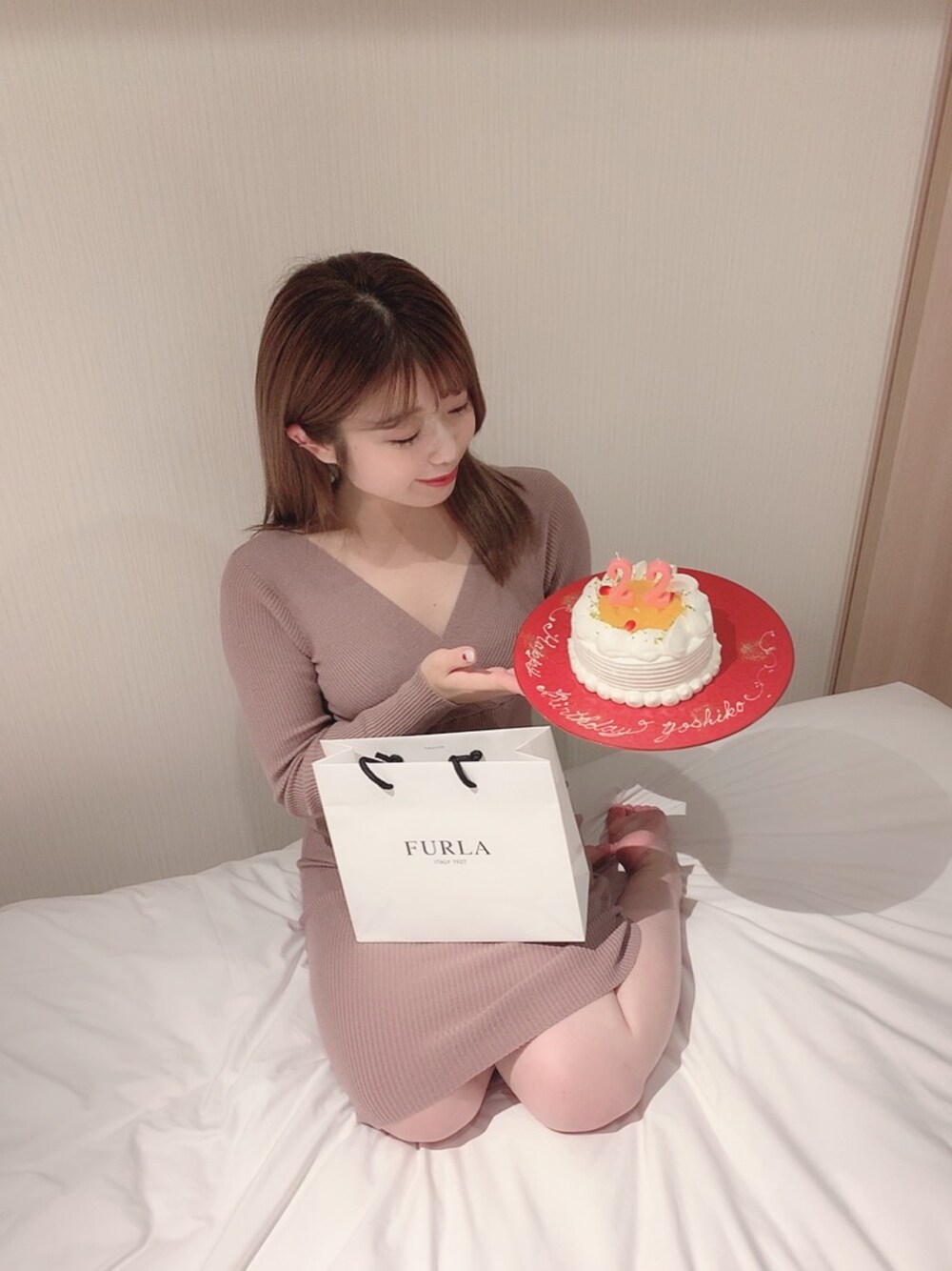 「誕生日、happy birthday、22歳、ワンピース、タイトワンピース、GRL、furla、秋色、ベージュ、カフェオレコーデ」｜「GRLのアイテム（ワンピース、ベージュ系）」を使った、𝓼𝓱𝓲𝓸さん（レディース・157cm）の秋コーディネートの1枚目の写真