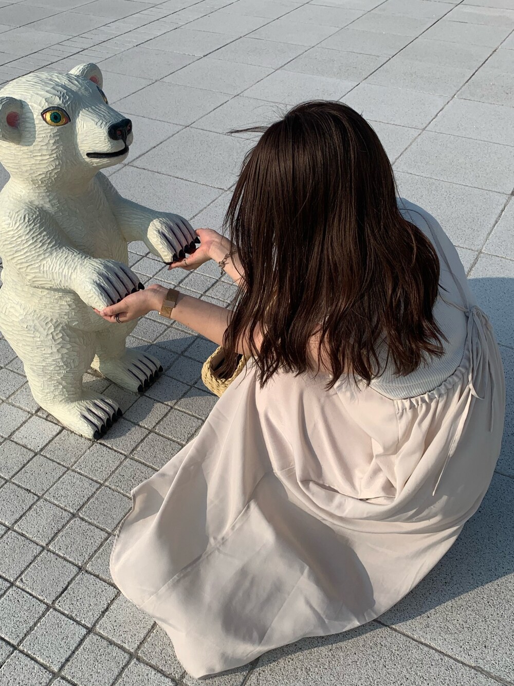 「ワンピース、サテン、ラクチンコーデ、シンプル、夏コーデ、美術館コーデ、プチプラ、ラフ、かごバッグ、カジュアル」｜「忘れましたのアイテム（ワンピース、ベージュ系）」を使った、𝓼𝓱𝓲𝓸さん（レディース・157cm）の夏コーディネートの1枚目の写真