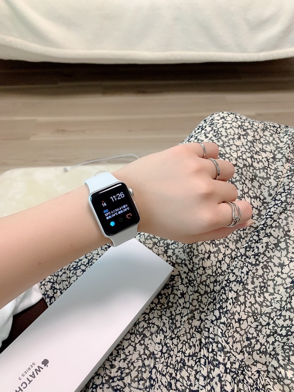 「Apple Watch、アップルウォッチ、時計、腕時計、ホワイト、ラクチンコーデ、花柄、スカート」｜「Appleのアイテム（アナログ腕時計、ブラック系）」を使った、𝓼𝓱𝓲𝓸さん（レディース・157cm）の夏コーディネートの1枚目の写真