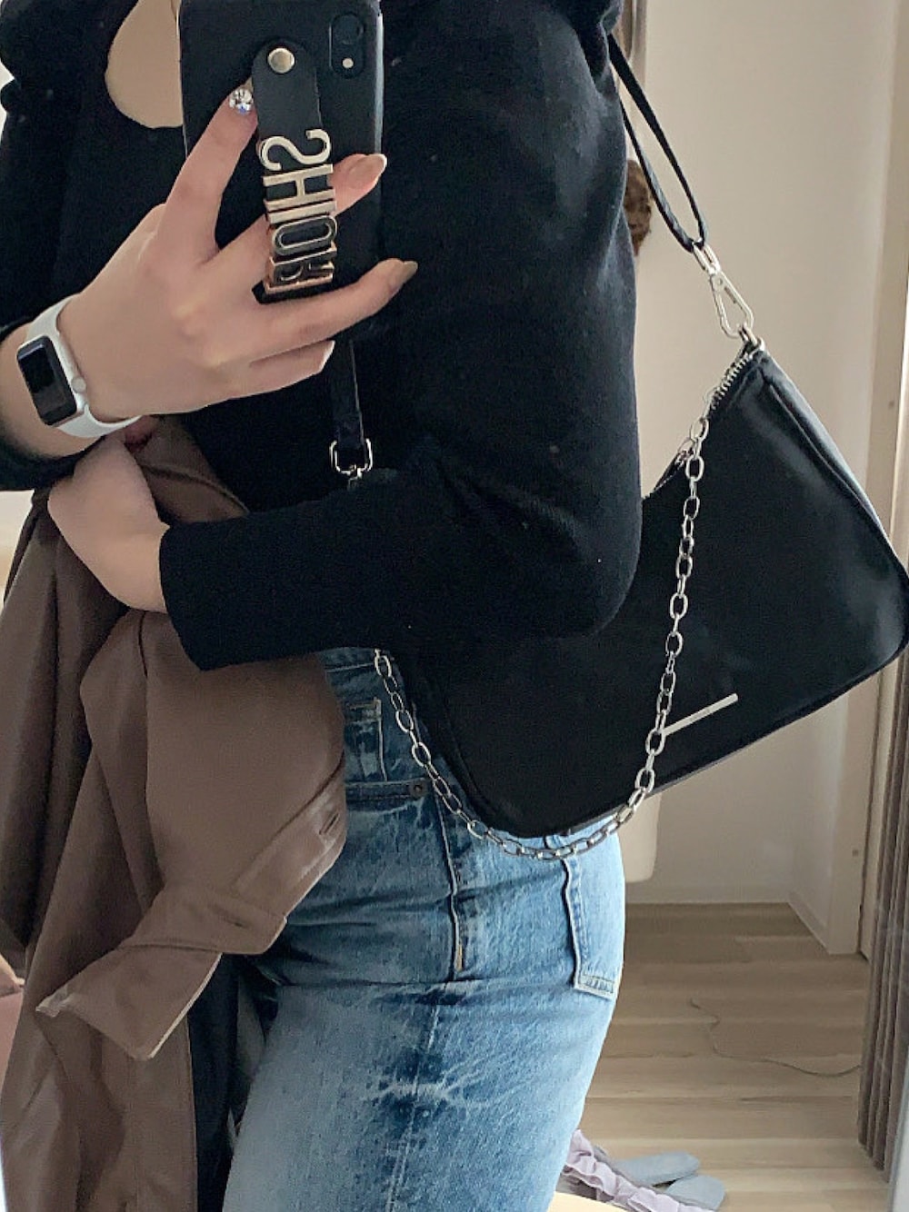 「Bershka、プチプラ、ブラック、デニム、ハンドバッグ、バッグ、シンプル、休日コーデ、ラクチンコーデ、シンプルコーデ」｜「Bershkaのアイテム（ハンドバッグ、ブラック系）」を使った、𝓼𝓱𝓲𝓸さん（レディース・157cm）の冬コーディネートの1枚目の写真