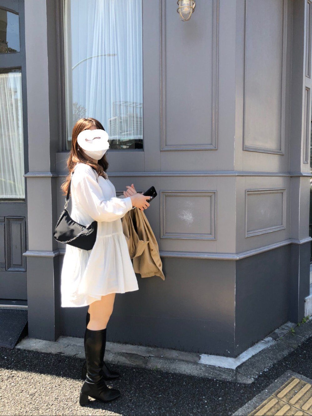 「シンプル、春、ワンピース、ロングブーツ、ブーツ、白、プチプラコーデ、ホワイト、トレンチコート」｜「忘れましたのアイテム（ワンピース、ホワイト系）」を使った、𝓼𝓱𝓲𝓸さん（レディース・157cm）の春コーディネートの1枚目の写真