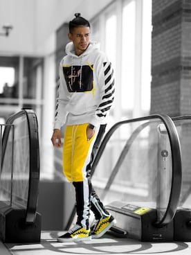 「OFF-WHITE」｜「アイテム（チノパンツ）」を使った、Urkoolwearさん（メンズ・178cm）の春コーディネート