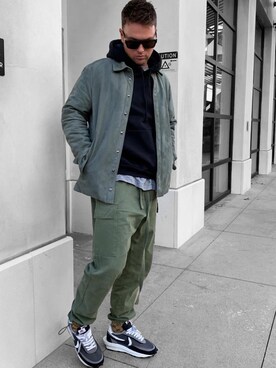 「BALENCIAGA」｜「アイテム（チノパンツ）」を使った、Urkoolwearさん（メンズ・180cm）の冬コーディネート