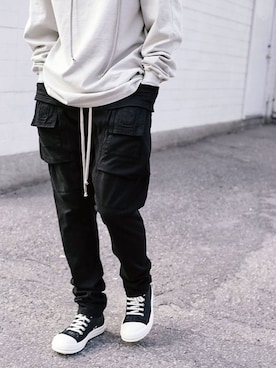 「BALENCIAGA」｜「アイテム（チノパンツ）」を使った、Urkoolwearさん（メンズ・180cm）の春コーディネート